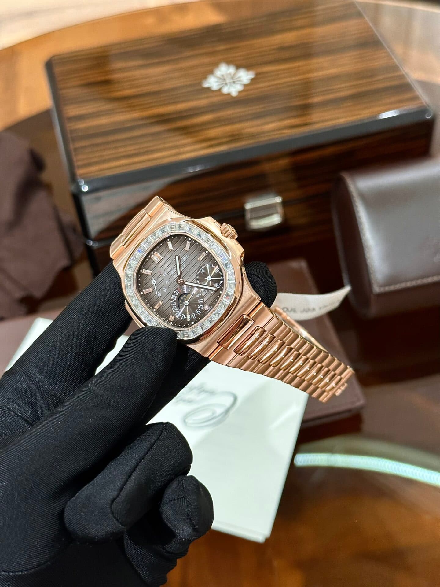 Dong-Ho-Patek-Philippe-Nautilus-5724-Boc-Vang-Do-Kim-Cuong-Moissanite-40mm-4-1