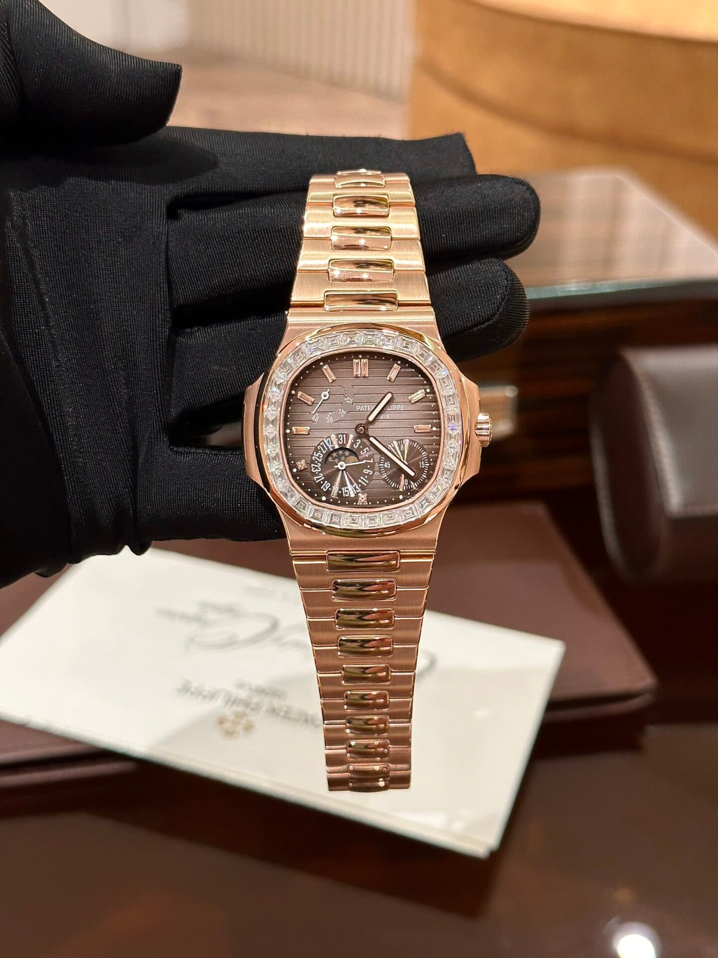 Dong-Ho-Patek-Philippe-Nautilus-5724-Boc-Vang-Do-Kim-Cuong-Moissanite-40mm-5-1