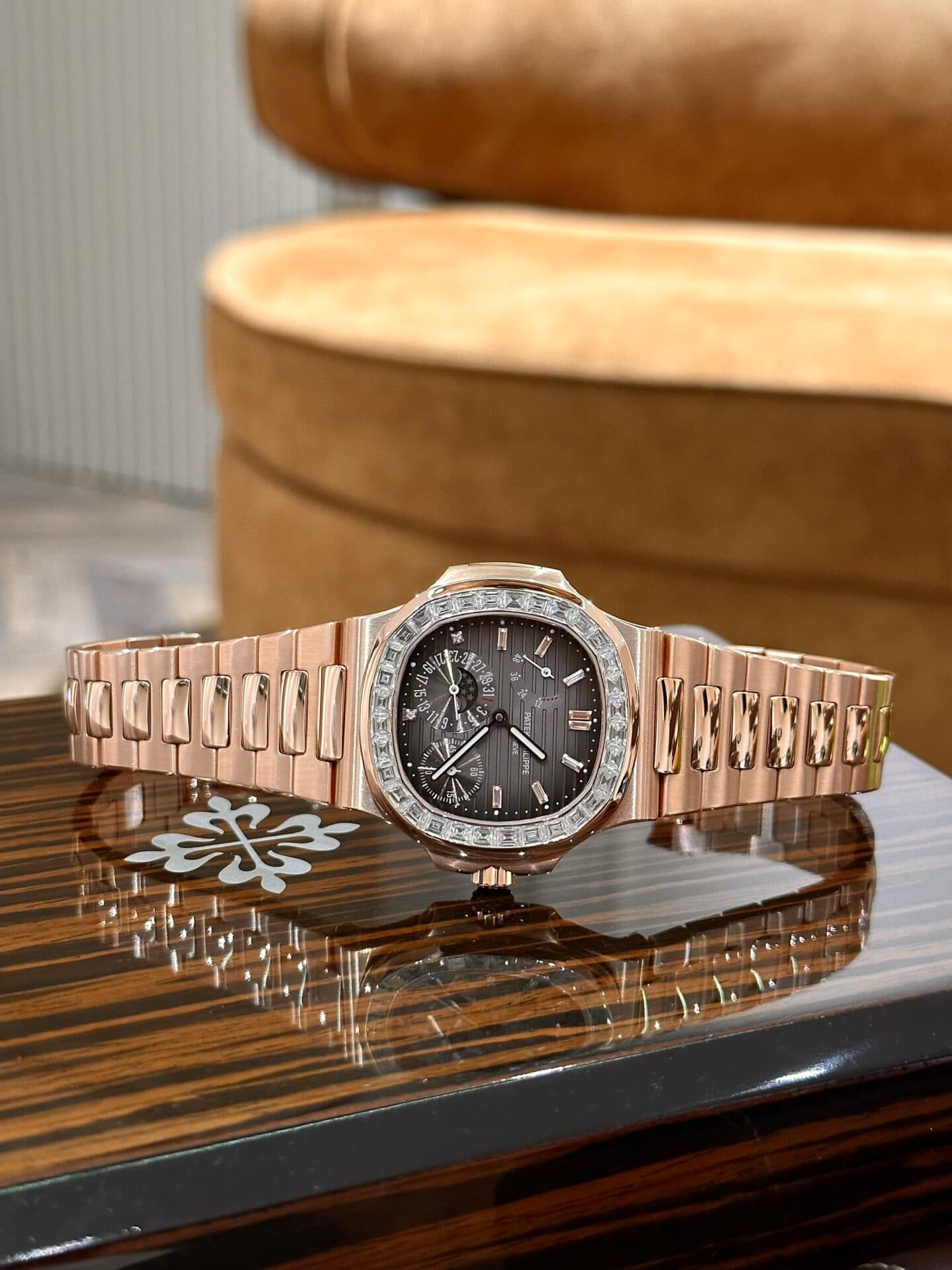 Dong-Ho-Patek-Philippe-Nautilus-5724-Boc-Vang-Do-Kim-Cuong-Moissanite-40mm-7-1
