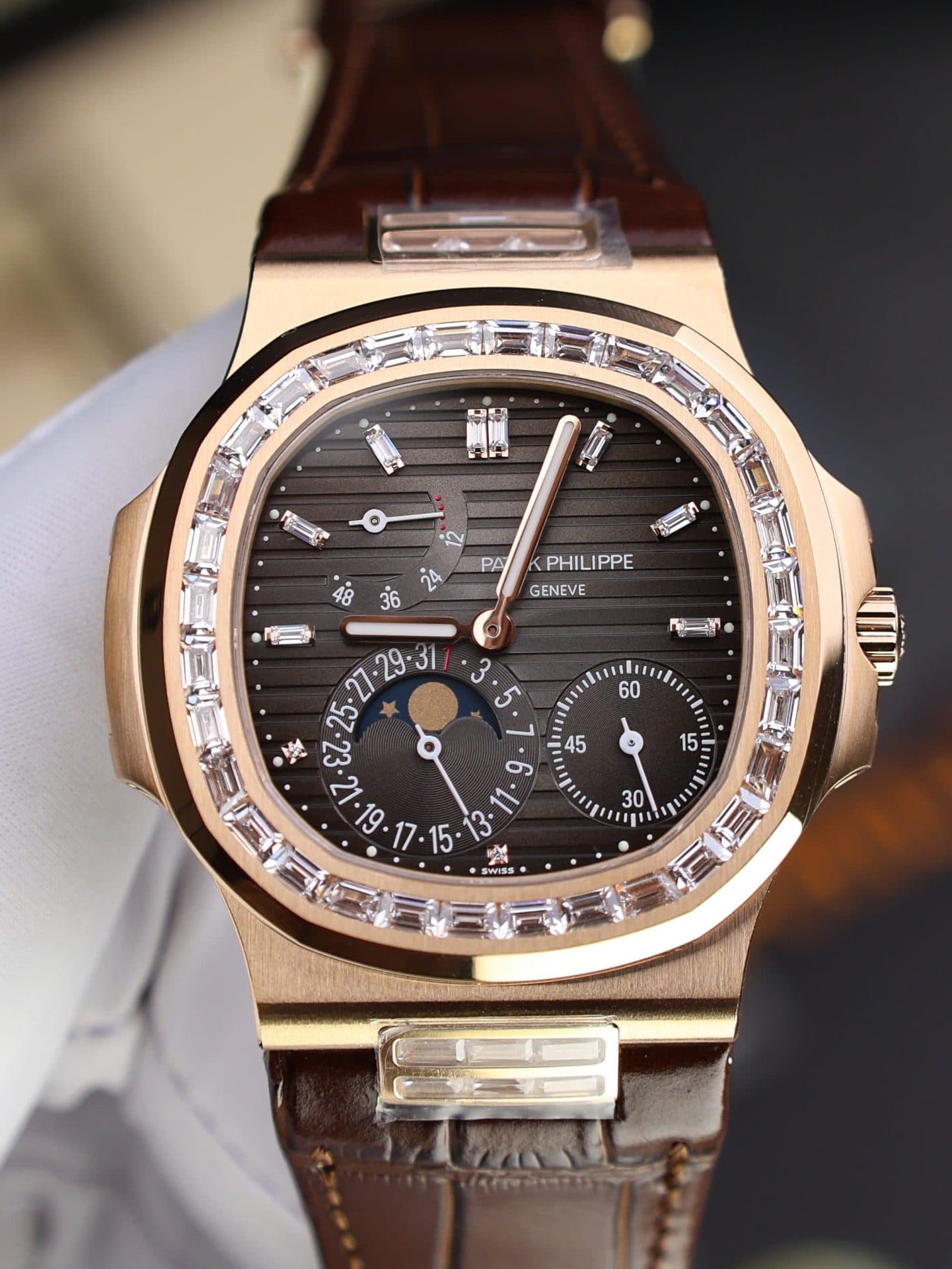 Dong-Ho-Patek-Philippe-Nautilus-5724-Rep-11-Ma-Vang-Hong-Chay-Full-Chuc-Nang-PPF-40mm-3-1