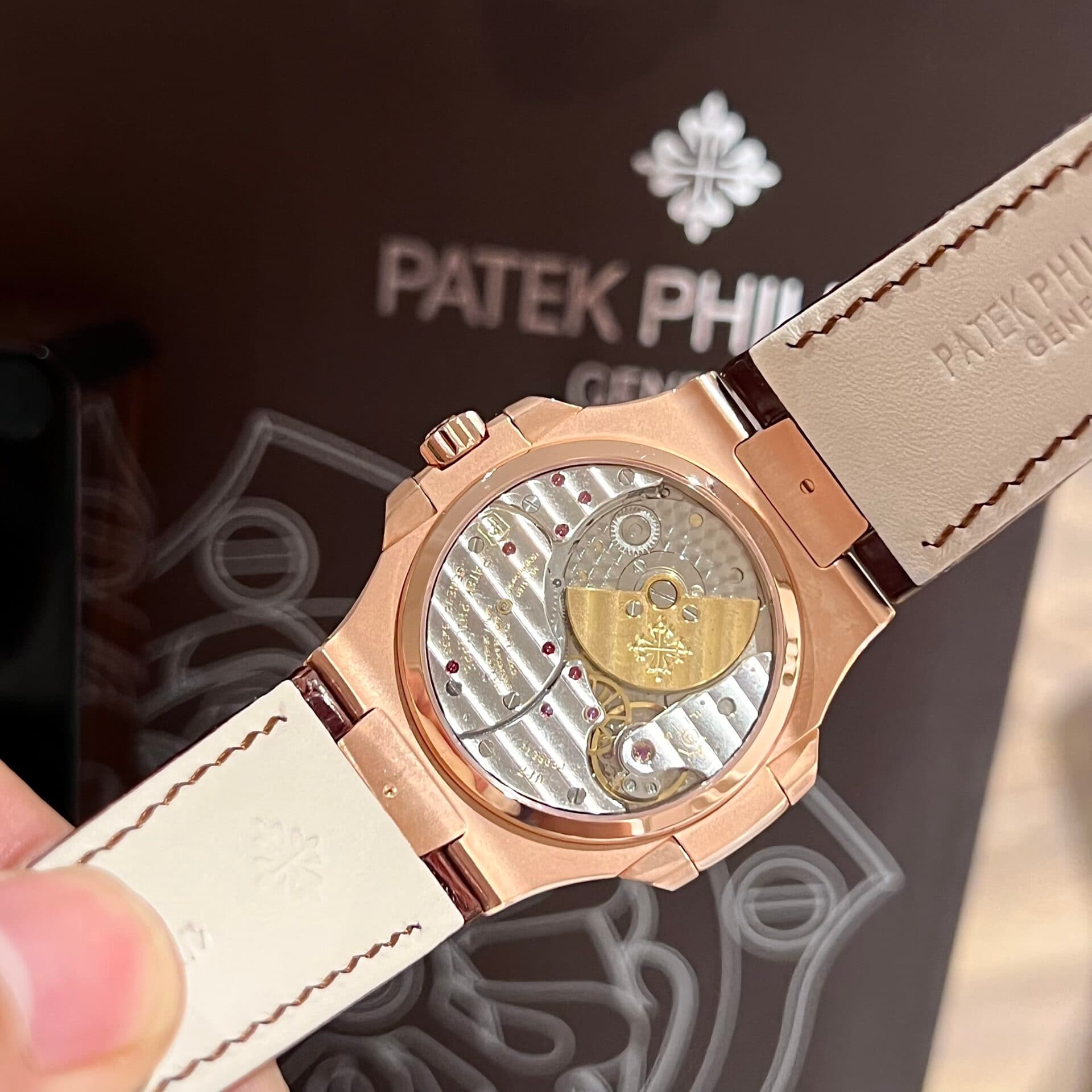 Dong-Ho-Patek-Philippe-Nautilus-5724R-Boc-Vang-Do-Kim-Cuong-Moissanite-40mm-2-1