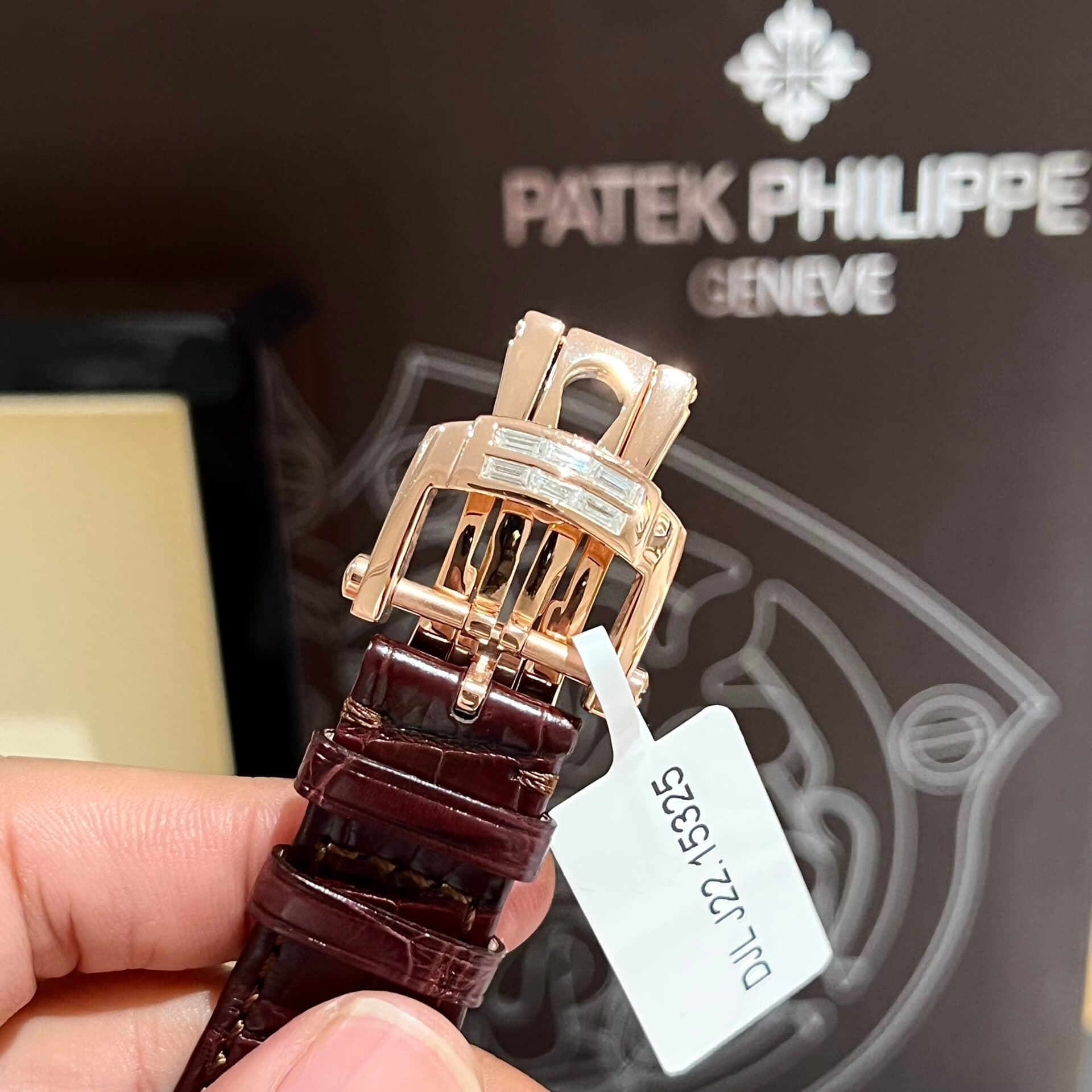 Dong-Ho-Patek-Philippe-Nautilus-5724R-Boc-Vang-Do-Kim-Cuong-Moissanite-40mm-3-1