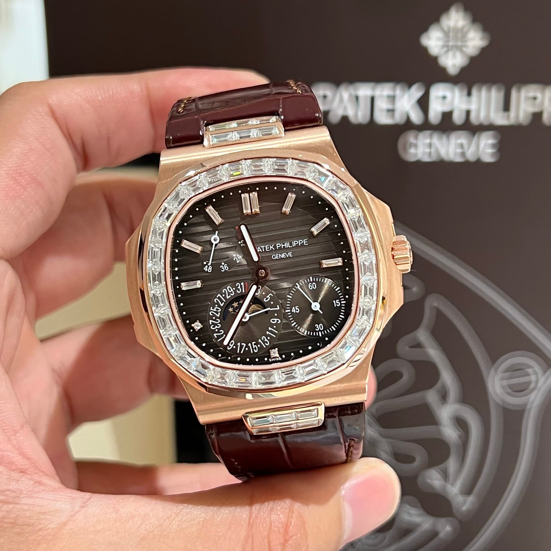 Dong-Ho-Patek-Philippe-Nautilus-5724R-Boc-Vang-Do-Kim-Cuong-Moissanite-40mm-4-1