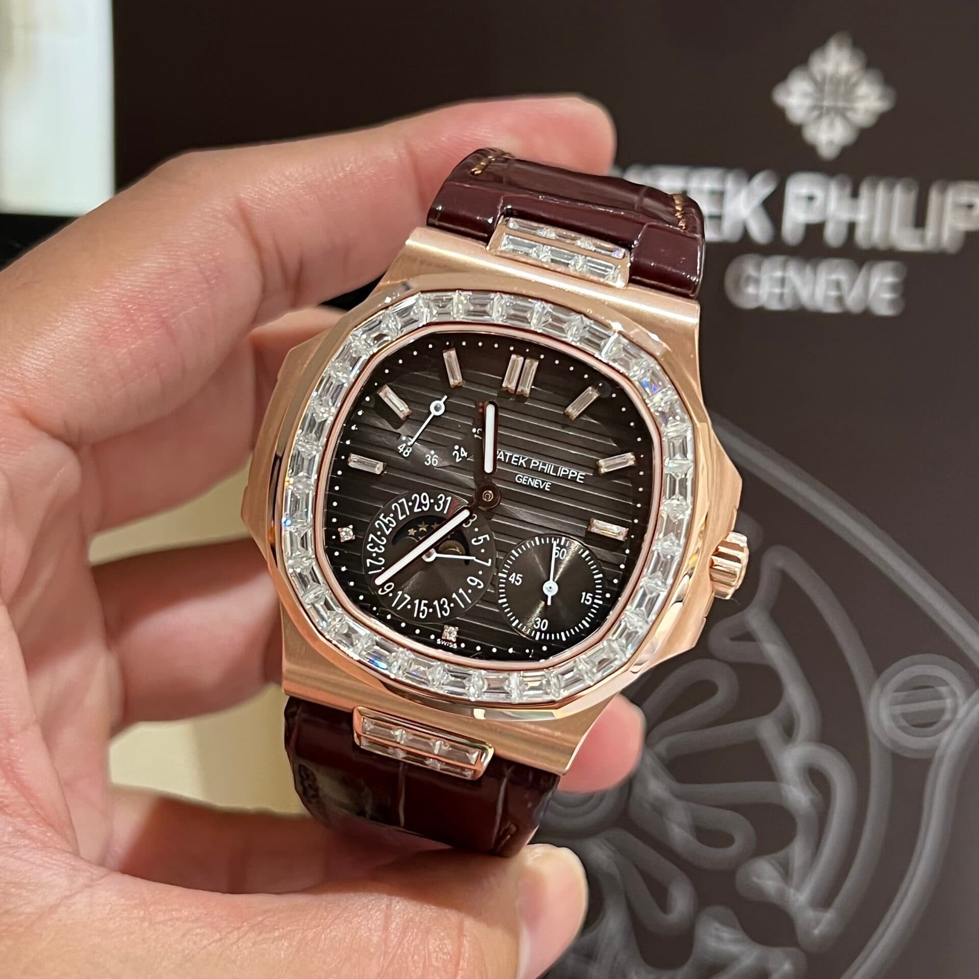 Dong-Ho-Patek-Philippe-Nautilus-5724R-Boc-Vang-Do-Kim-Cuong-Moissanite-40mm-5-1