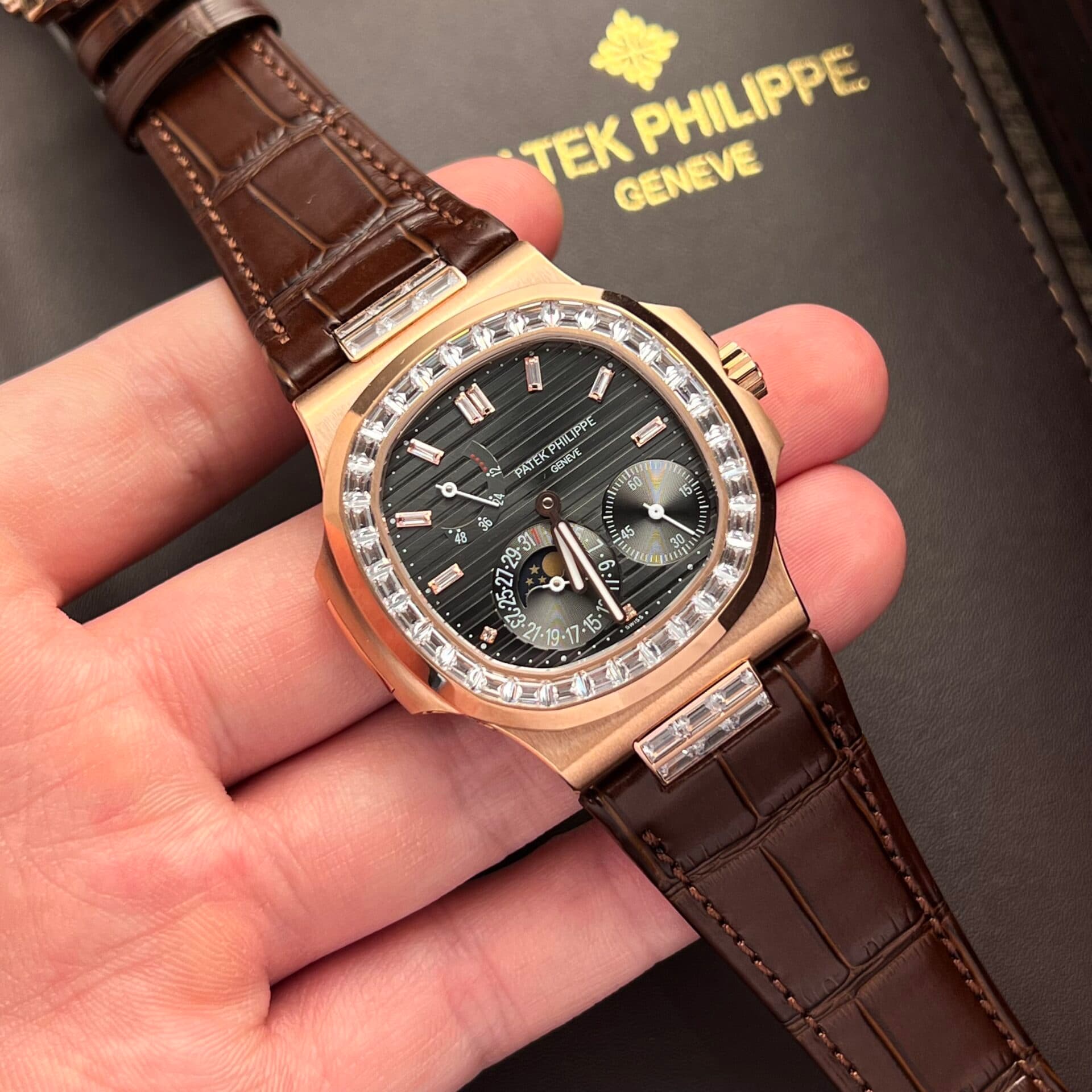Dong-Ho-Patek-Philippe-Nautilus-5724R-Mat-So-Xam-Nha-May-GR-40mm-2-1