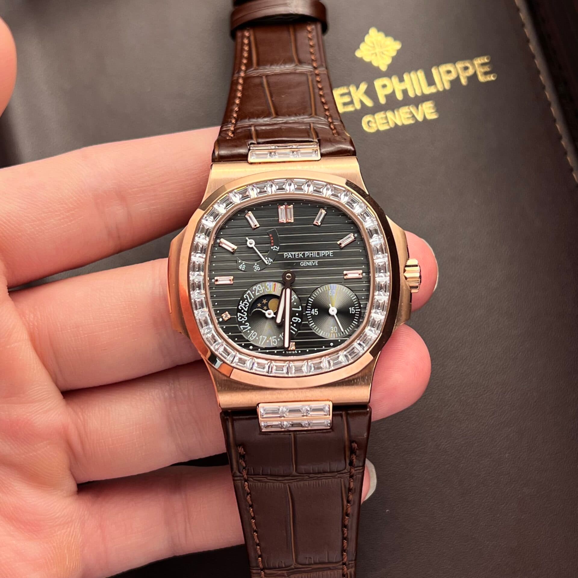 Dong-Ho-Patek-Philippe-Nautilus-5724R-Mat-So-Xam-Nha-May-GR-40mm-8-1