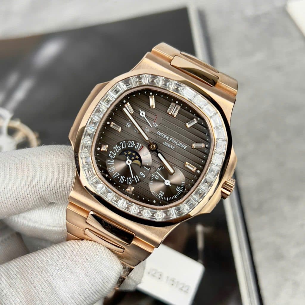 Dong-Ho-Patek-Philippe-Nautilus-5724R-Mat-Xam-Replica-11-Boc-Vang-Dinh-Kim-Cuong-Moissanite-Baguette-PPF-40mm-11-1