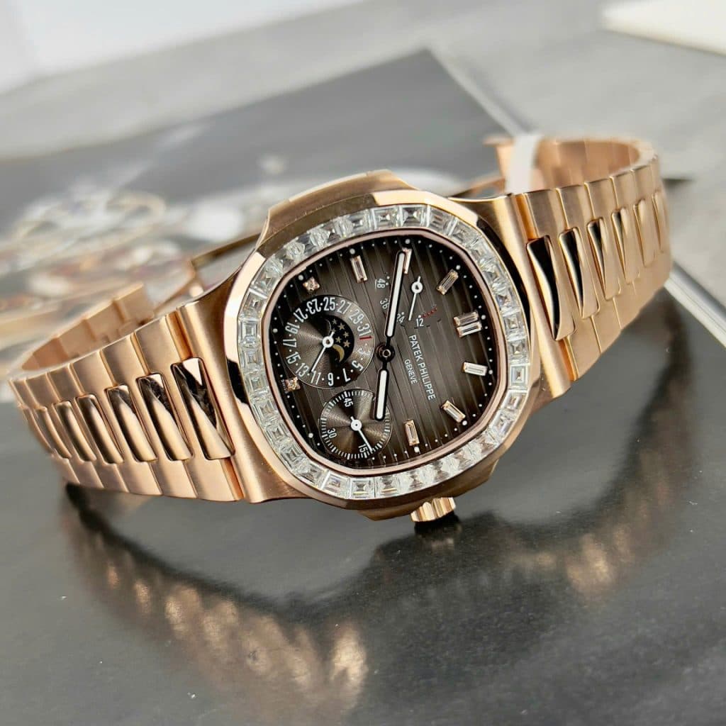 Dong-Ho-Patek-Philippe-Nautilus-5724R-Mat-Xam-Replica-11-Boc-Vang-Dinh-Kim-Cuong-Moissanite-Baguette-PPF-40mm-12-1