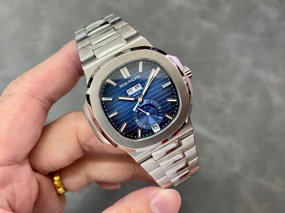 Dong-Ho-Patek-Philippe-Nautilus-5726-Blue-Dial-GR-Factory-1-1