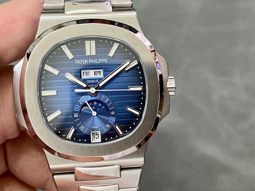 Dong-Ho-Patek-Philippe-Nautilus-5726-Blue-Dial-GR-Factory-6-1