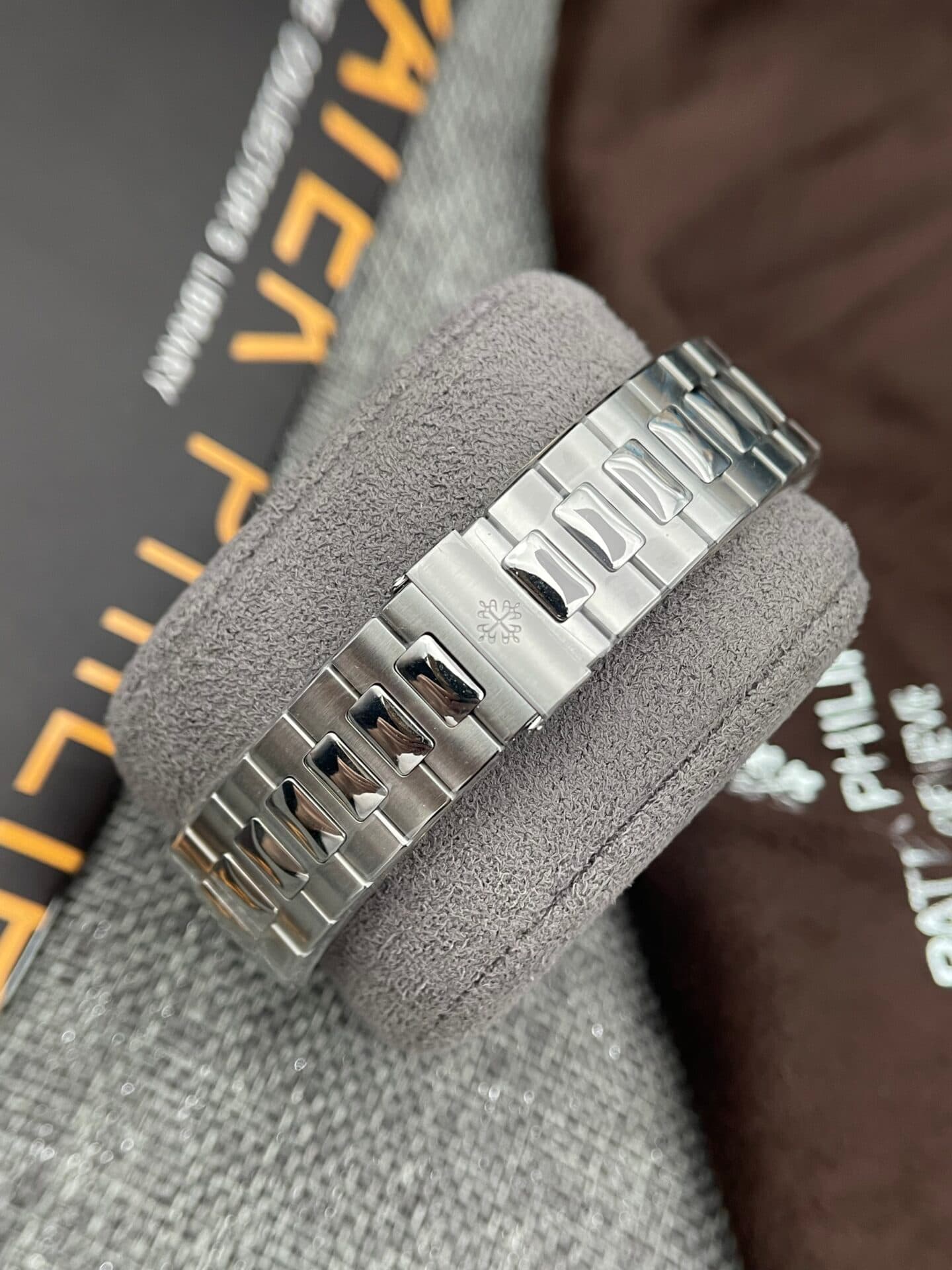Dong-Ho-Patek-Philippe-Nautilus-5726-Fake-11-1-2