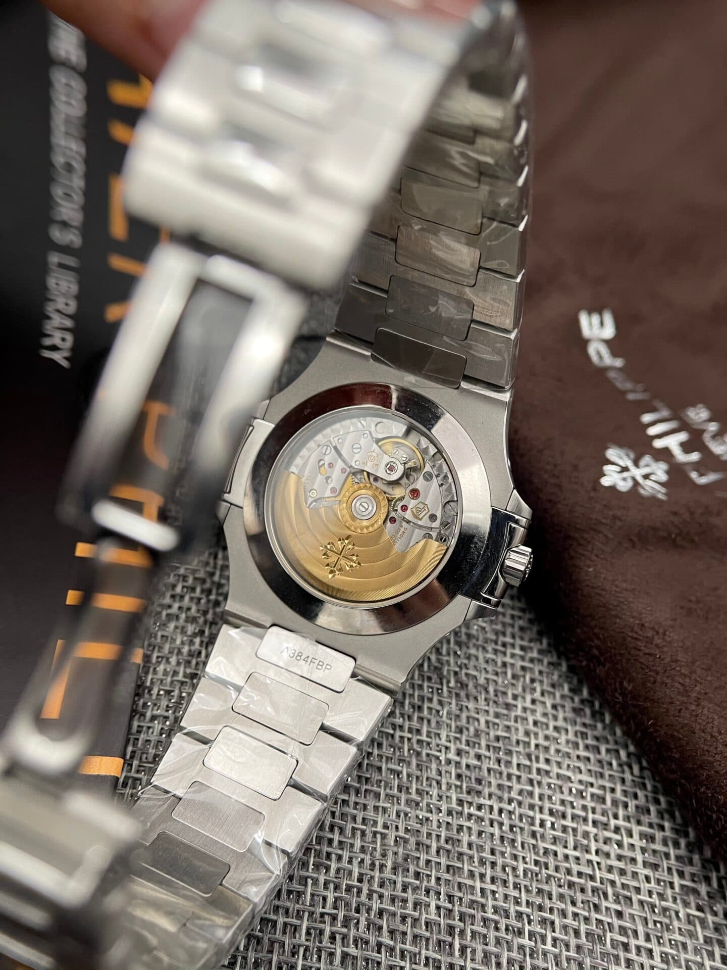 Dong-Ho-Patek-Philippe-Nautilus-5726-Fake-11-2-2