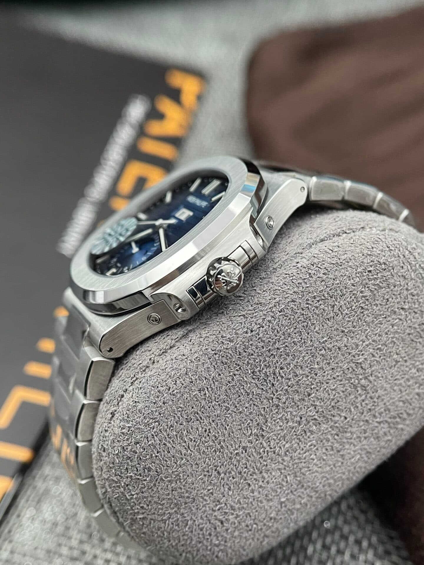 Dong-Ho-Patek-Philippe-Nautilus-5726-Super-Fake-11-Mat-Xanh-GRF-40mm-3-1