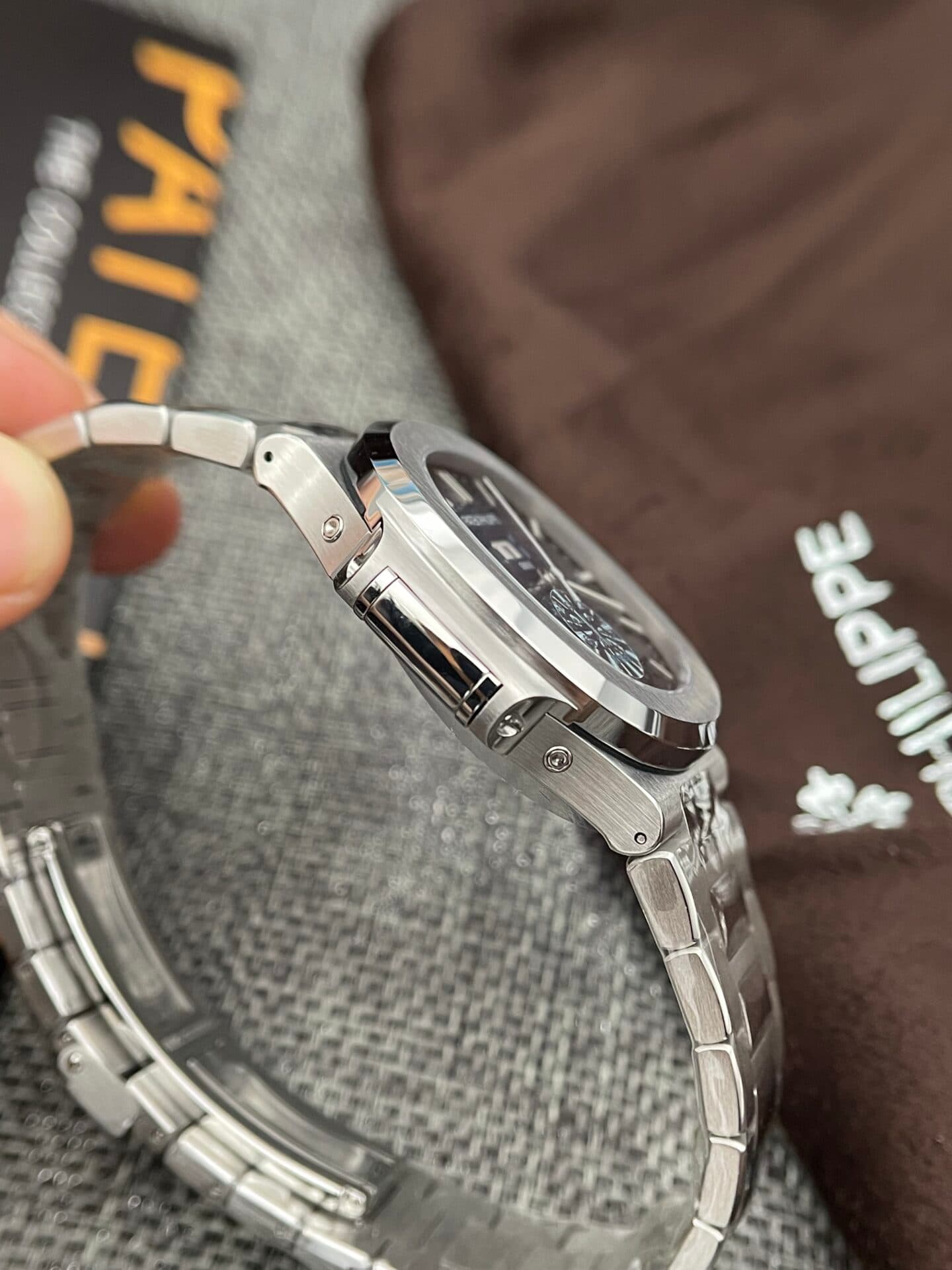 Dong-Ho-Patek-Philippe-Nautilus-5726-Super-Fake-11-Mat-Xanh-GRF-40mm-4-1