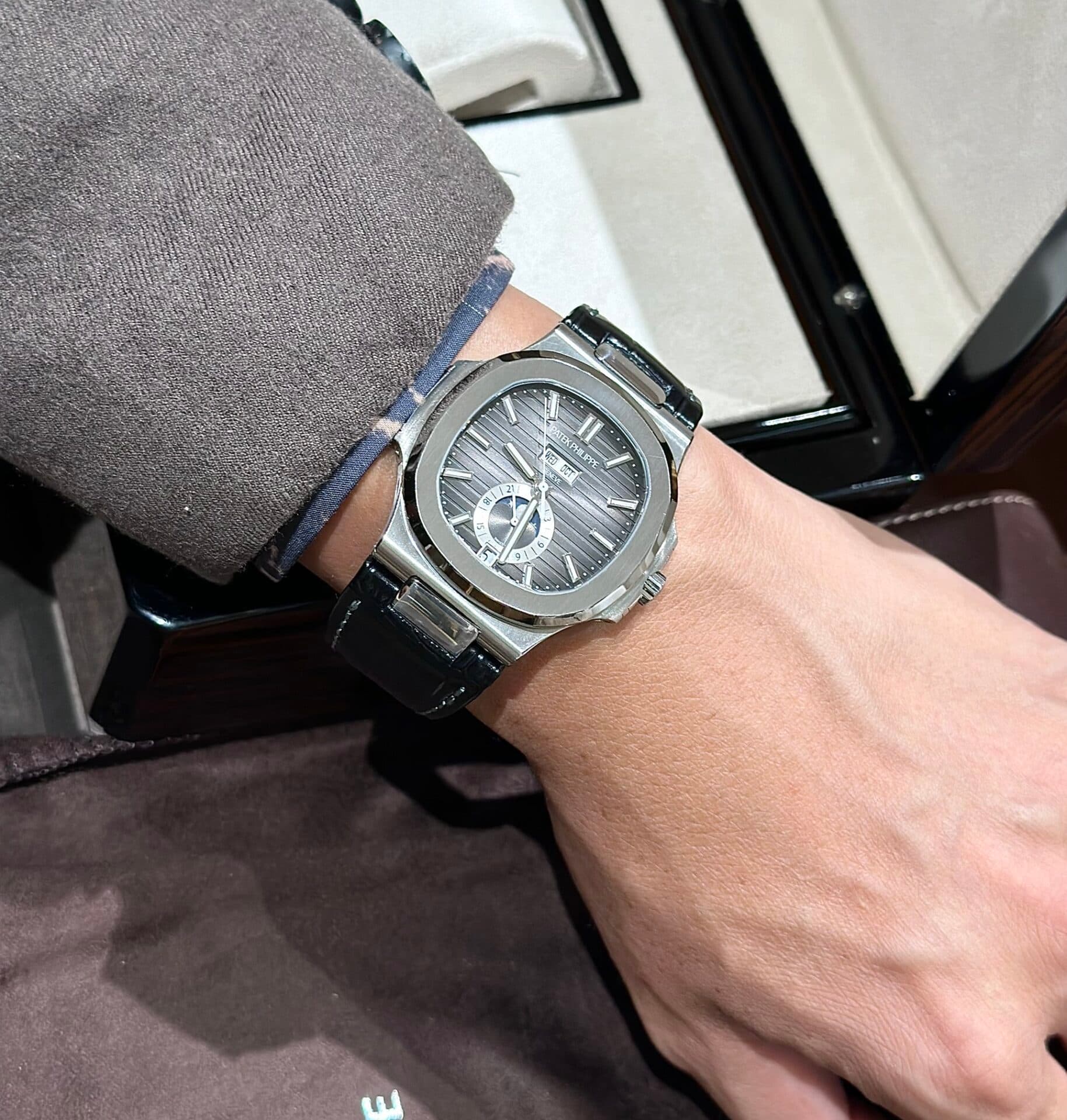 Dong-Ho-Patek-Philippe-Nautilus-5726G-PPF-Factory-40-2-1