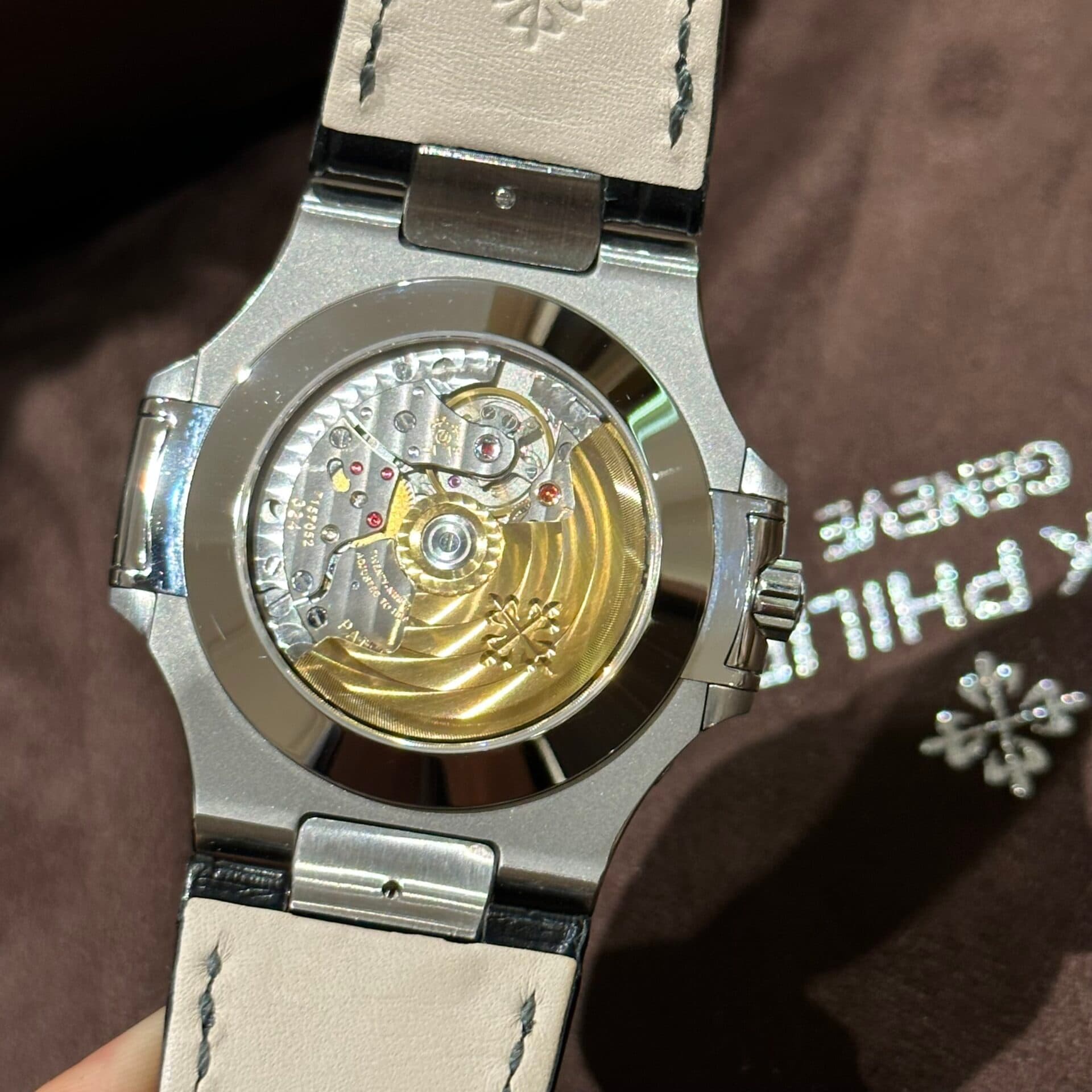 Dong-Ho-Patek-Philippe-Nautilus-5726G-PPF-Factory-40-8-1