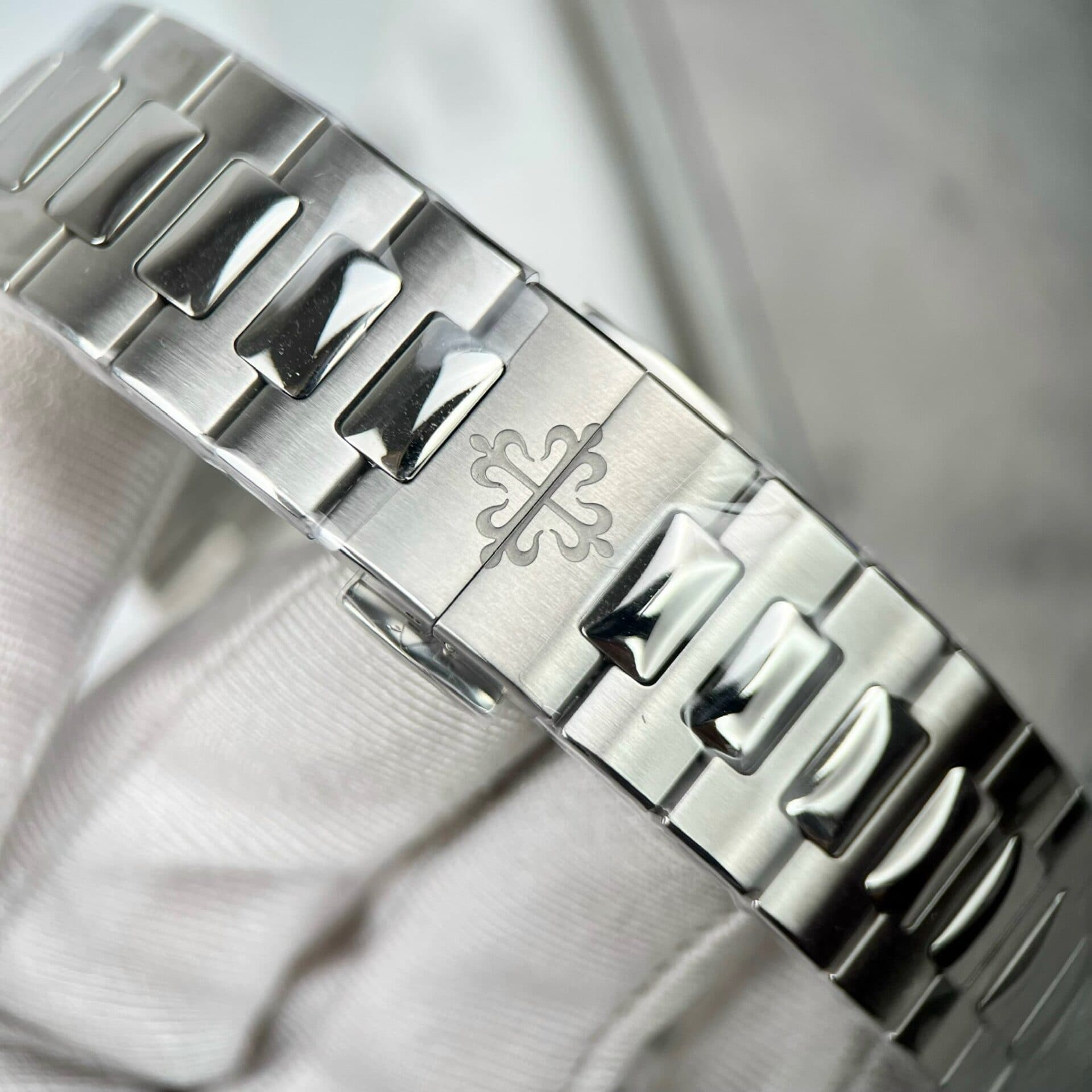Dong-Ho-Patek-Philippe-Nautilus-5811-Replica-11-Nha-May-3K-8-1