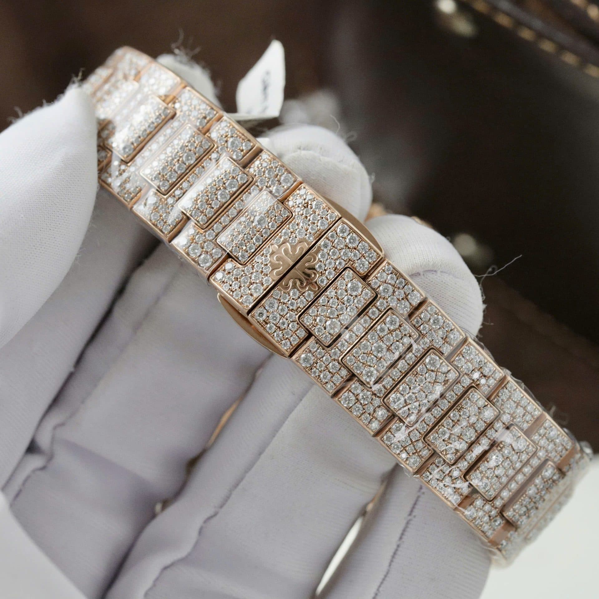 Dong-Ho-Patek-Philippe-Nautilus-7118-Che-Tac-Boc-Vang-Dinh-Kim-Cuong-Moissanite-35-1-1