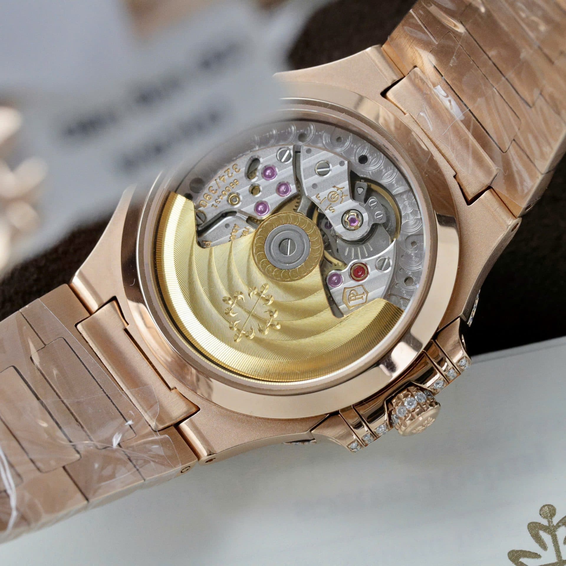 Dong-Ho-Patek-Philippe-Nautilus-7118-Che-Tac-Boc-Vang-Dinh-Kim-Cuong-Moissanite-35-11-1
