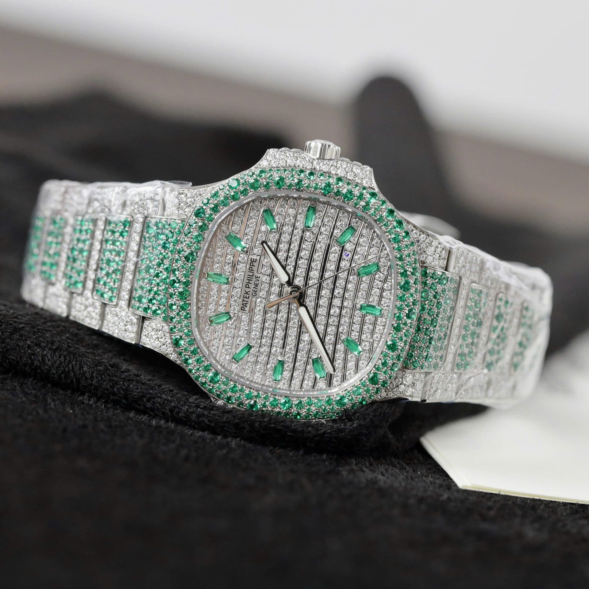 Dong-Ho-Patek-Philippe-Nautilus-7118-Che-Tac-Full-Moissanite-Hong-Kong-3-1