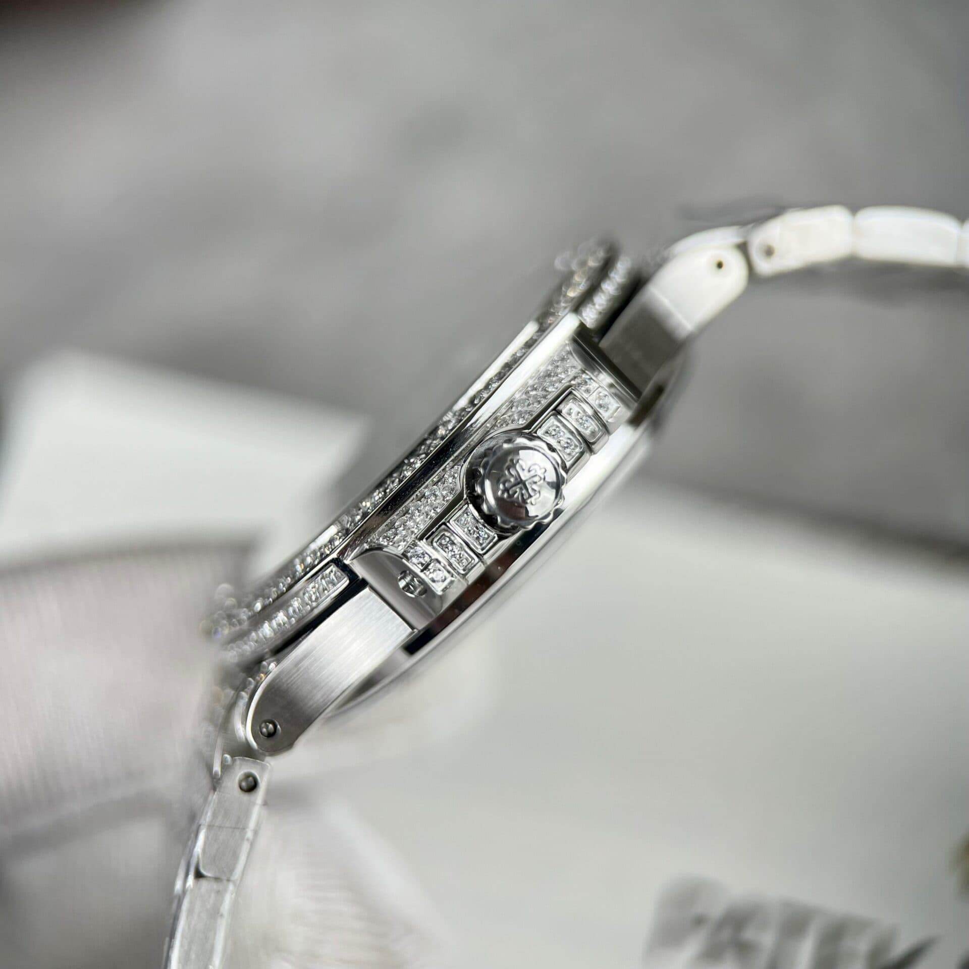 Dong-Ho-Patek-Philippe-Nautilus-7118-Dinh-Full-Da-Replica-11-35-7-1