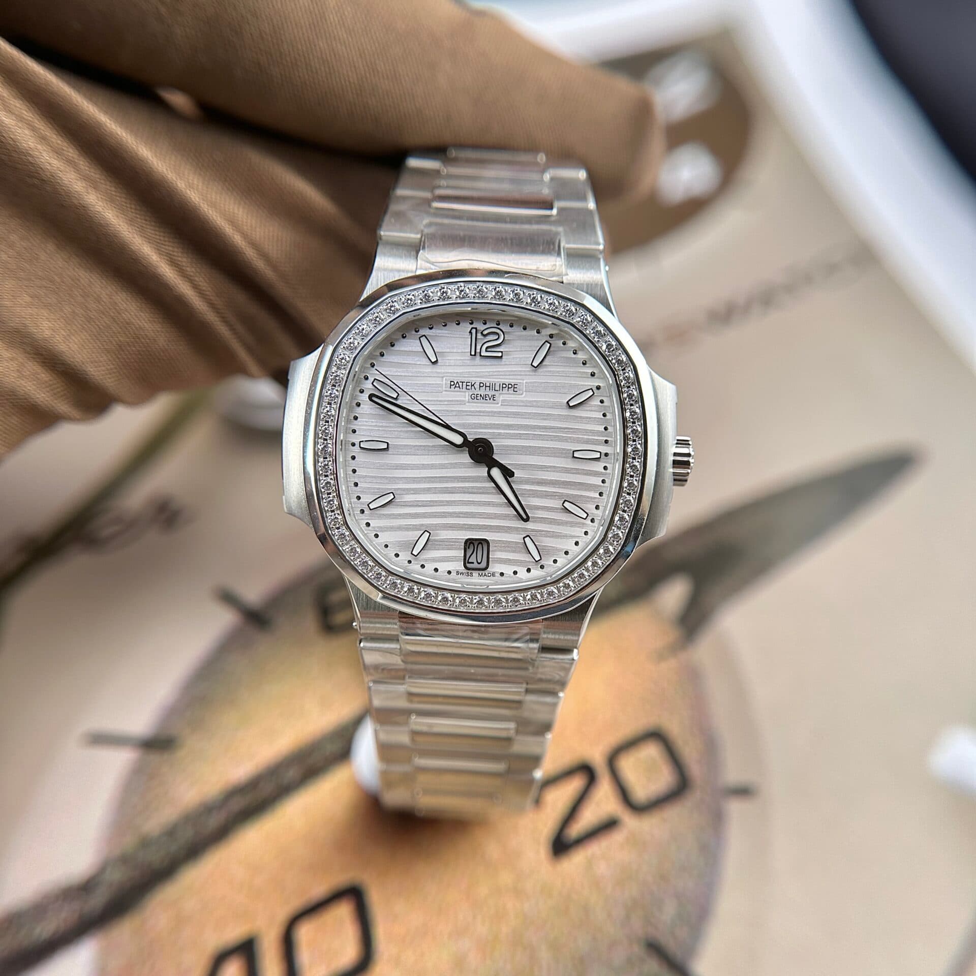 Dong-Ho-Patek-Philippe-Nautilus-7118-Replica-11-Nu-Dinh-Da-Mat-Trang-1-1