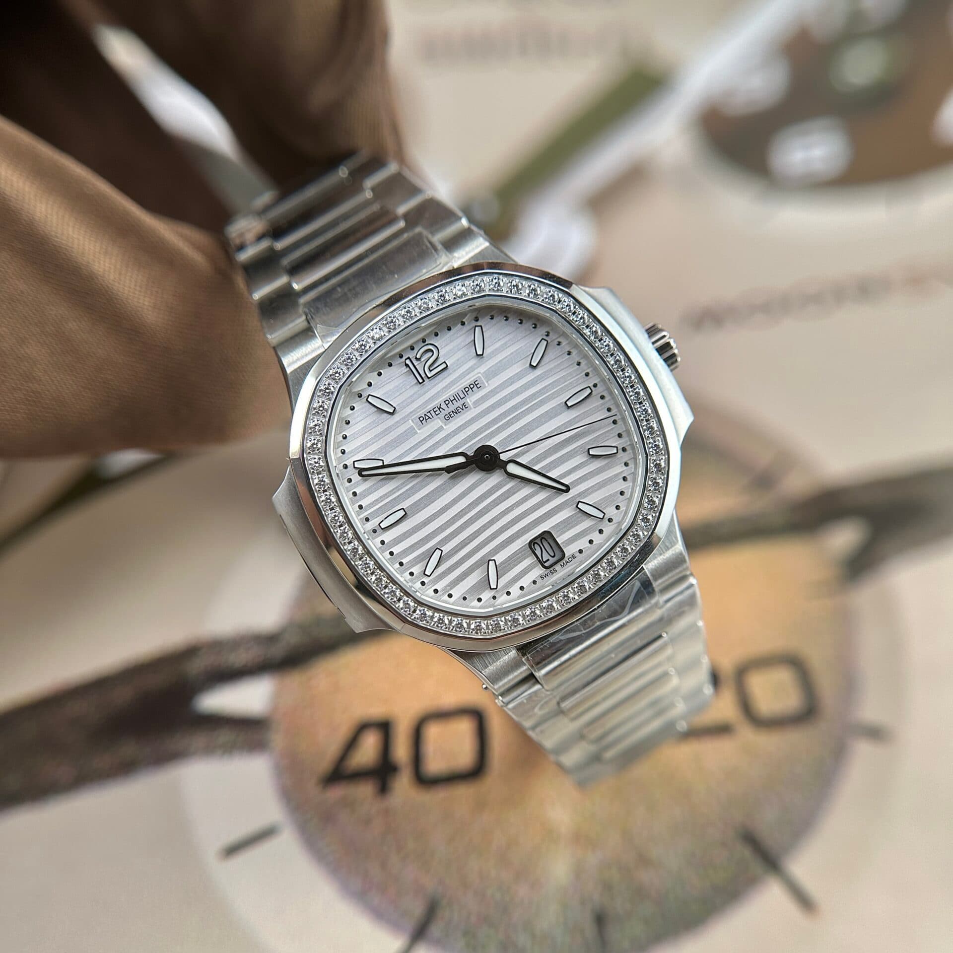 Dong-Ho-Patek-Philippe-Nautilus-7118-Replica-11-Nu-Dinh-Da-Mat-Trang-2-1