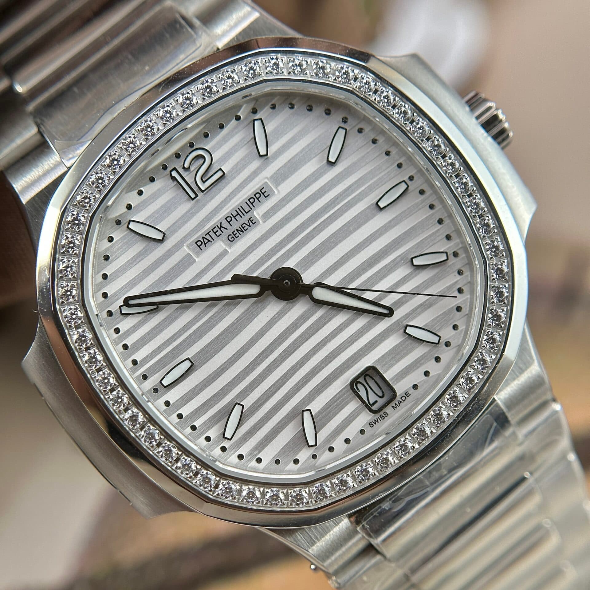 Dong-Ho-Patek-Philippe-Nautilus-7118-Replica-11-Nu-Dinh-Da-Mat-Trang-3-1