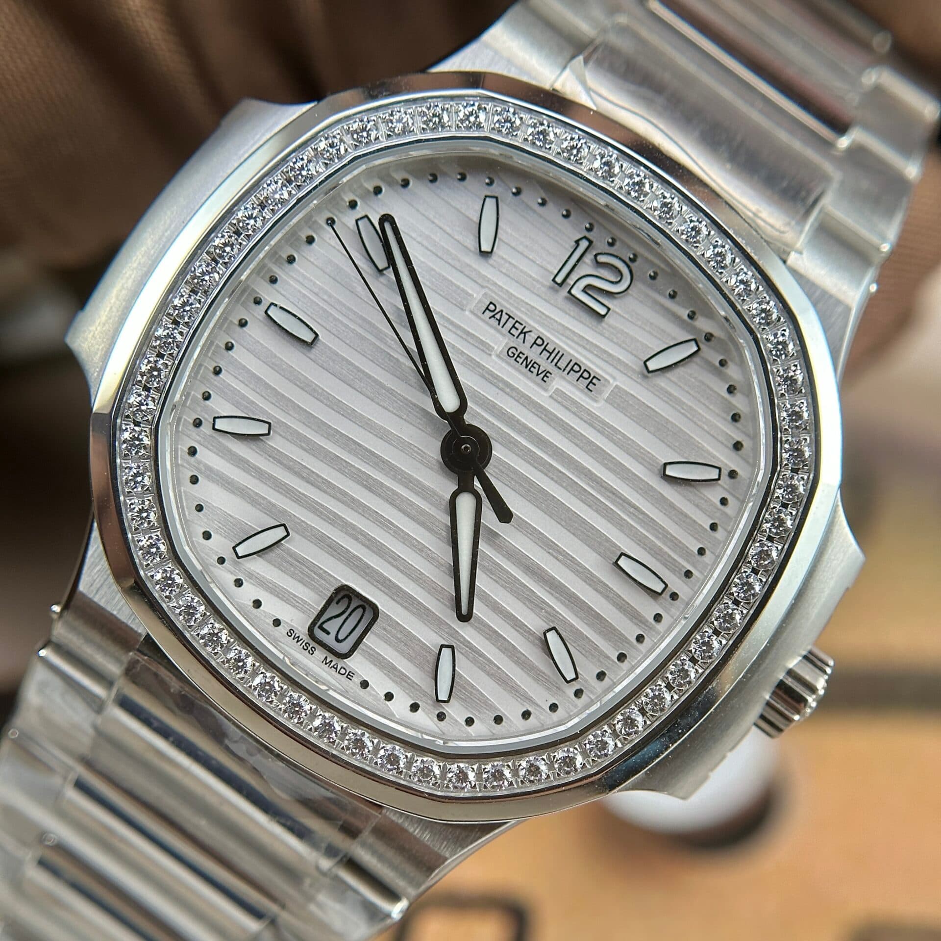 Dong-Ho-Patek-Philippe-Nautilus-7118-Replica-11-Nu-Dinh-Da-Mat-Trang-4-1