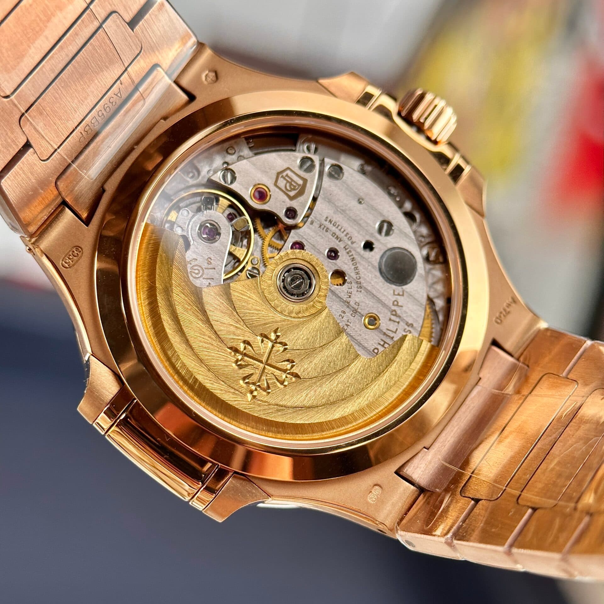 Dong-Ho-Patek-Philippe-Nautilus-7118-Replica-Mau-Vang-Hong-Nha-May-3K-1-1