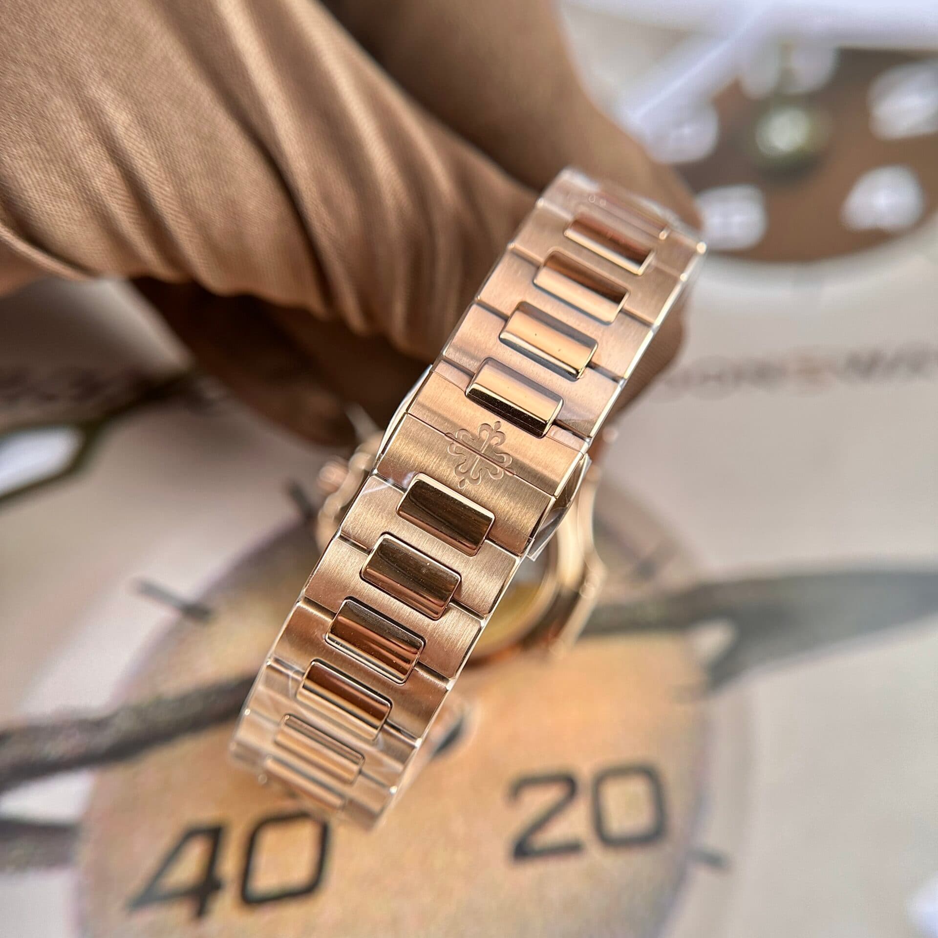 Dong-Ho-Patek-Philippe-Nautilus-7118-Replica-Mau-Vang-Hong-Nha-May-3K-10-1