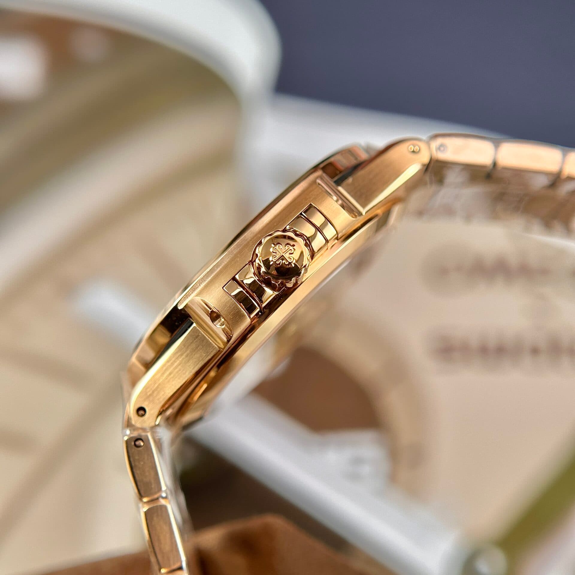 Dong-Ho-Patek-Philippe-Nautilus-7118-Replica-Mau-Vang-Hong-Nha-May-3K-8-1