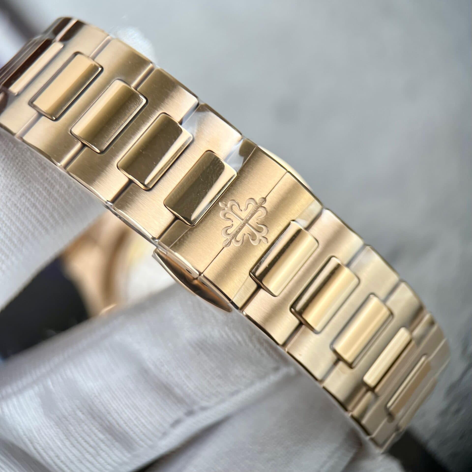 Dong-Ho-Patek-Philippe-Nu-Nautilus-7118-1-1