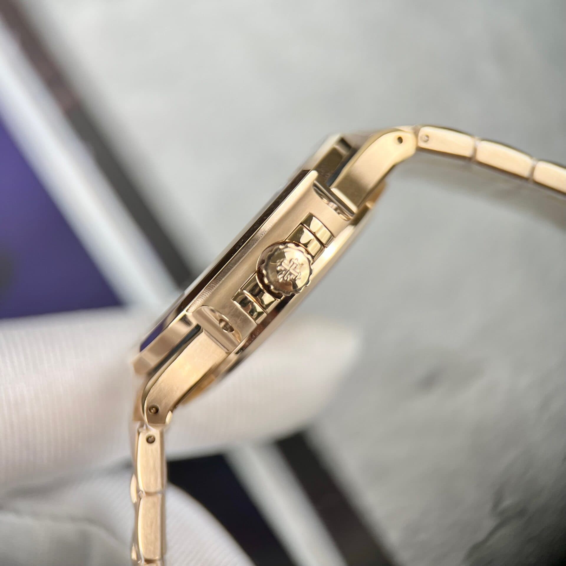 Dong-Ho-Patek-Philippe-Nu-Nautilus-7118-2-1