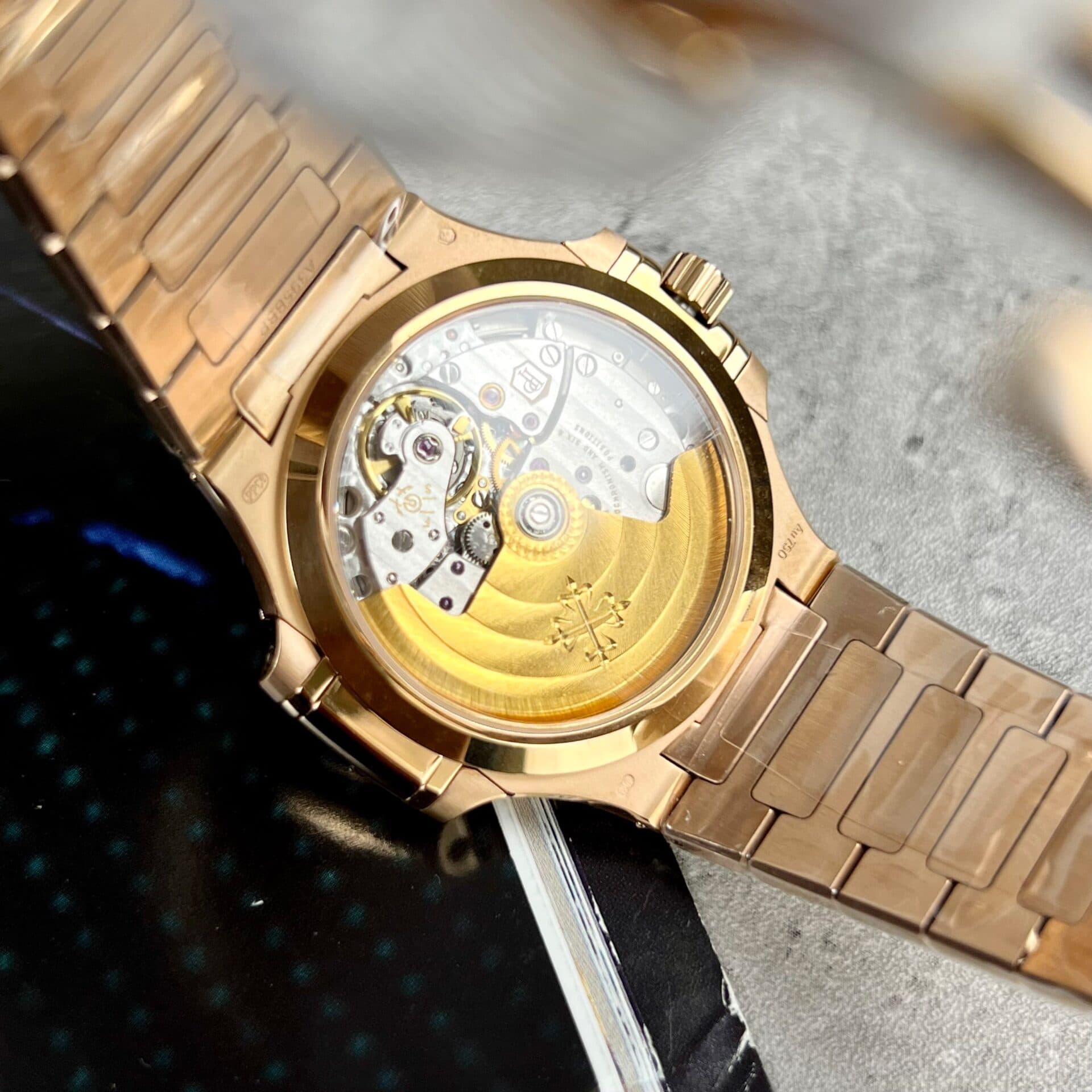 Dong-Ho-Patek-Philippe-Nu-Nautilus-7118-3-1
