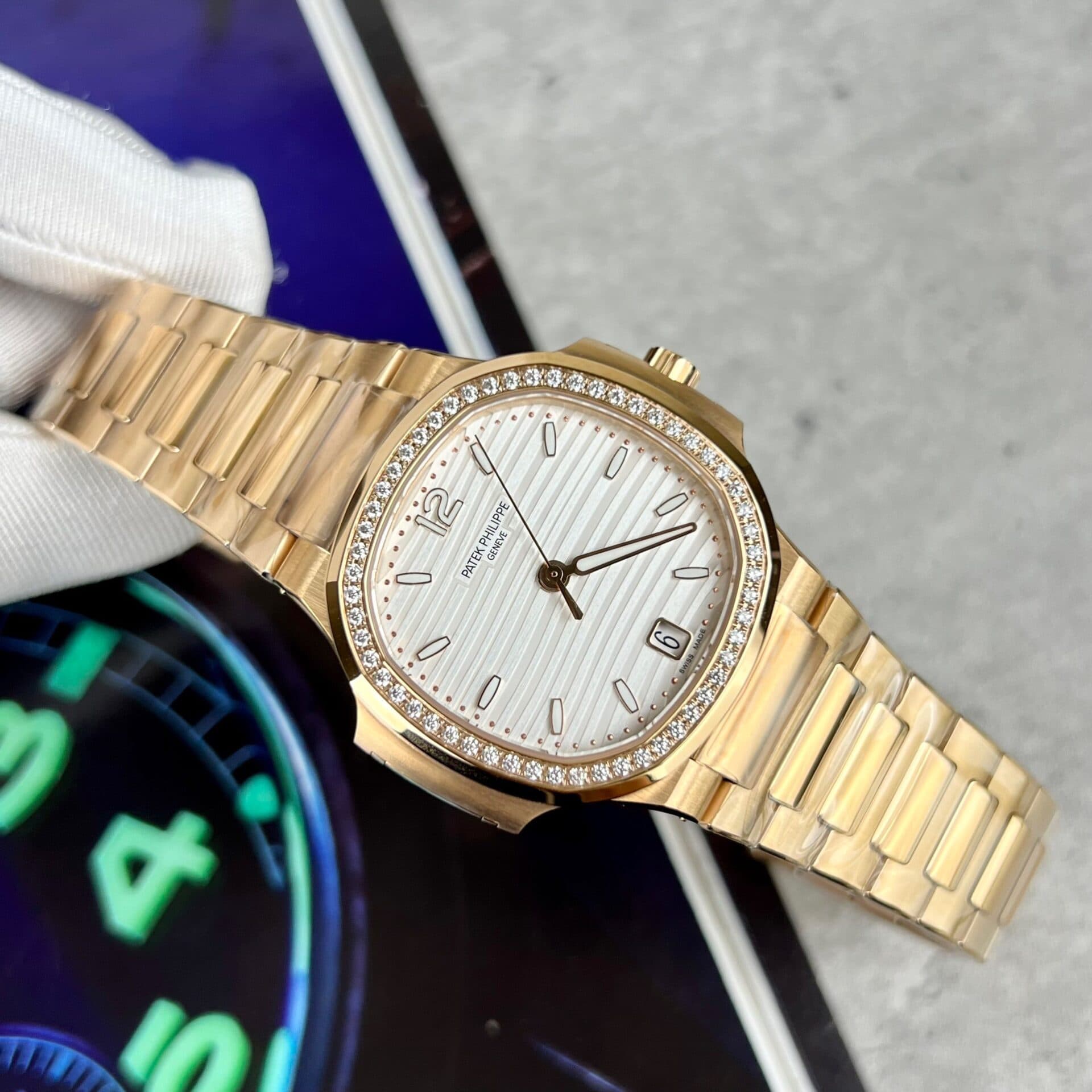 Dong-Ho-Patek-Philippe-Nu-Nautilus-7118-Dinh-Da-3KF-2-1