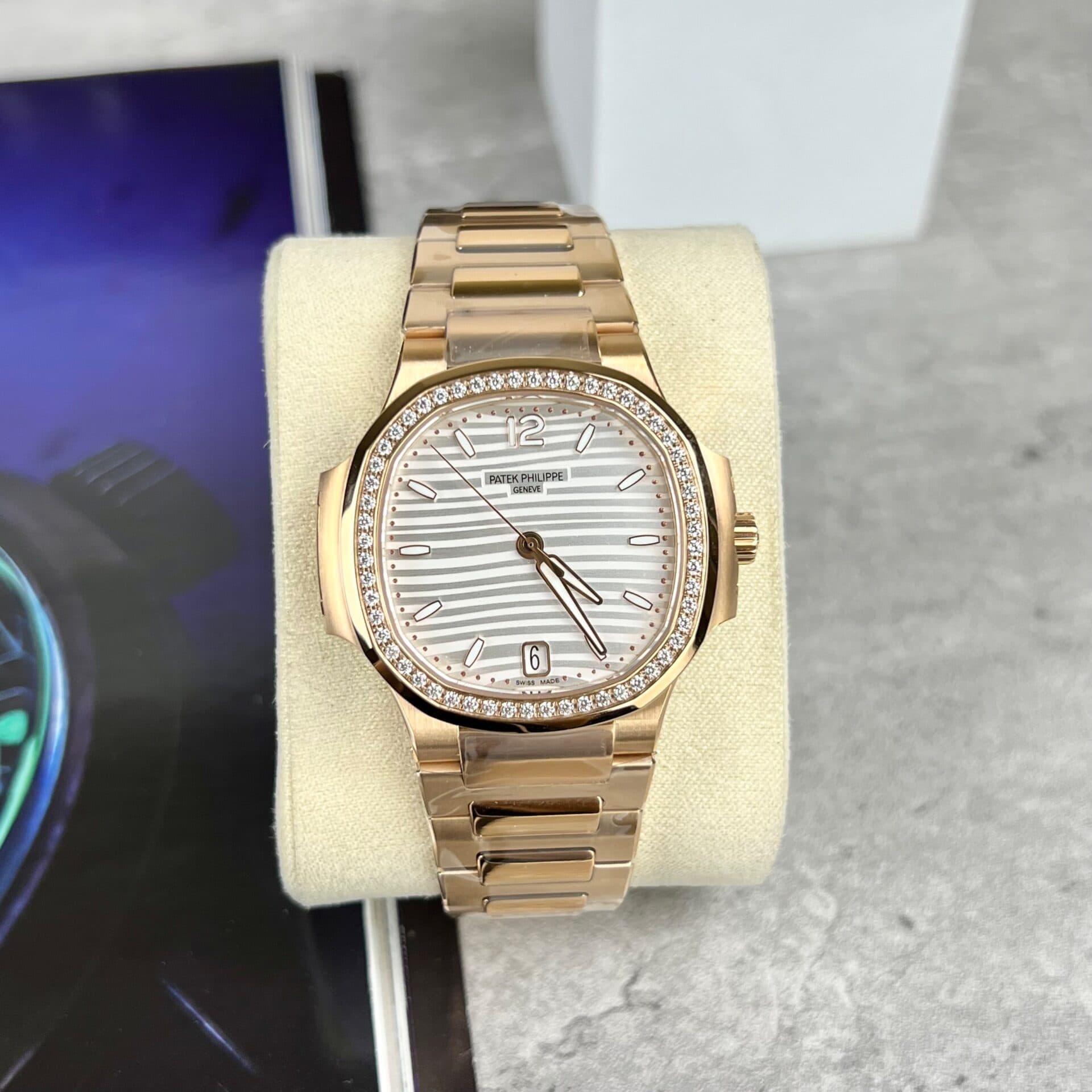Dong-Ho-Patek-Philippe-Nu-Nautilus-7118-Dinh-Da-3KF-3-1
