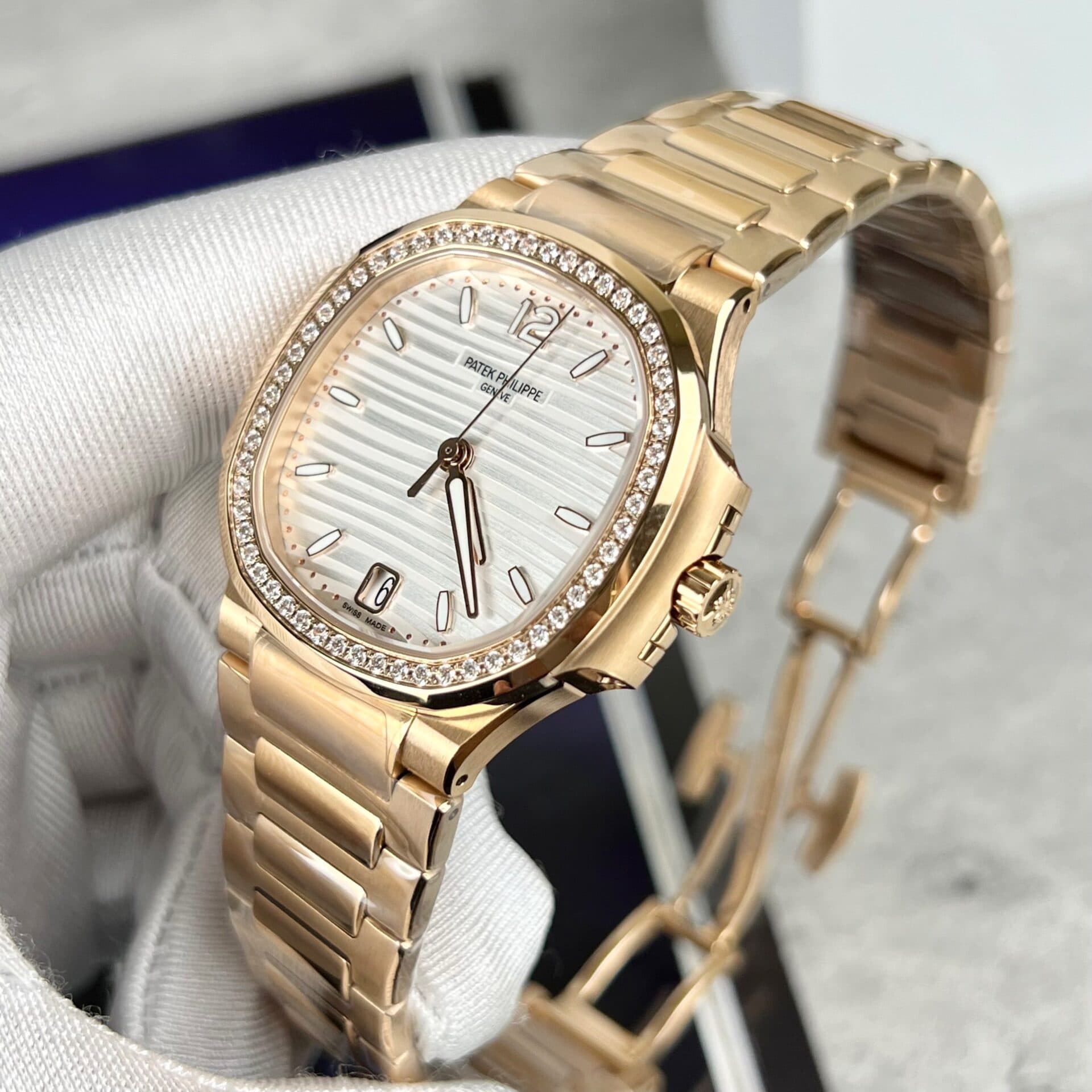 Dong-Ho-Patek-Philippe-Nu-Nautilus-7118-Dinh-Da-3KF-4-1