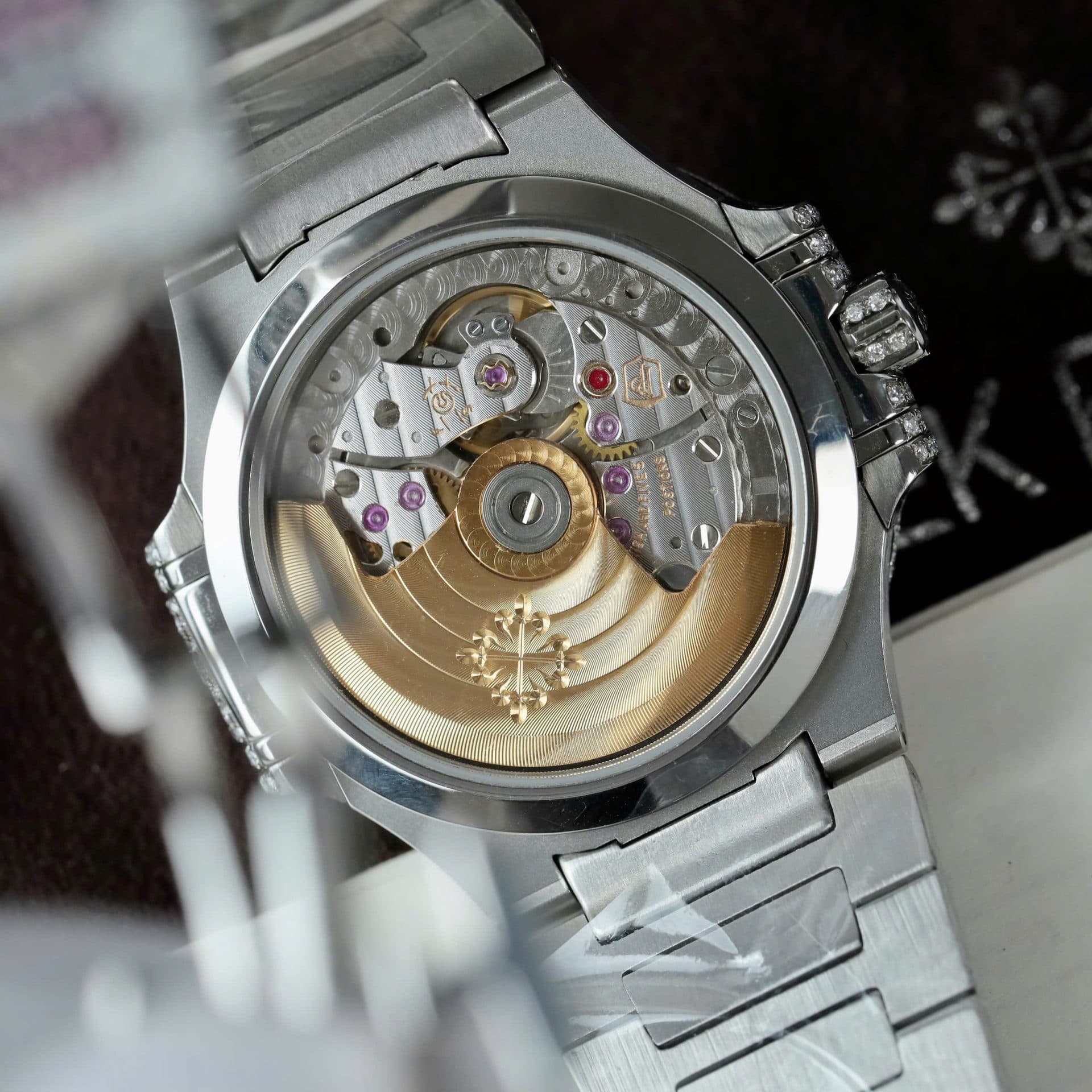 Dong-Ho-Patek-Philippe-Replica-11-Nautilus-Haute-Joaillerie-7118-Do-Full-Moissanite-35-10-1