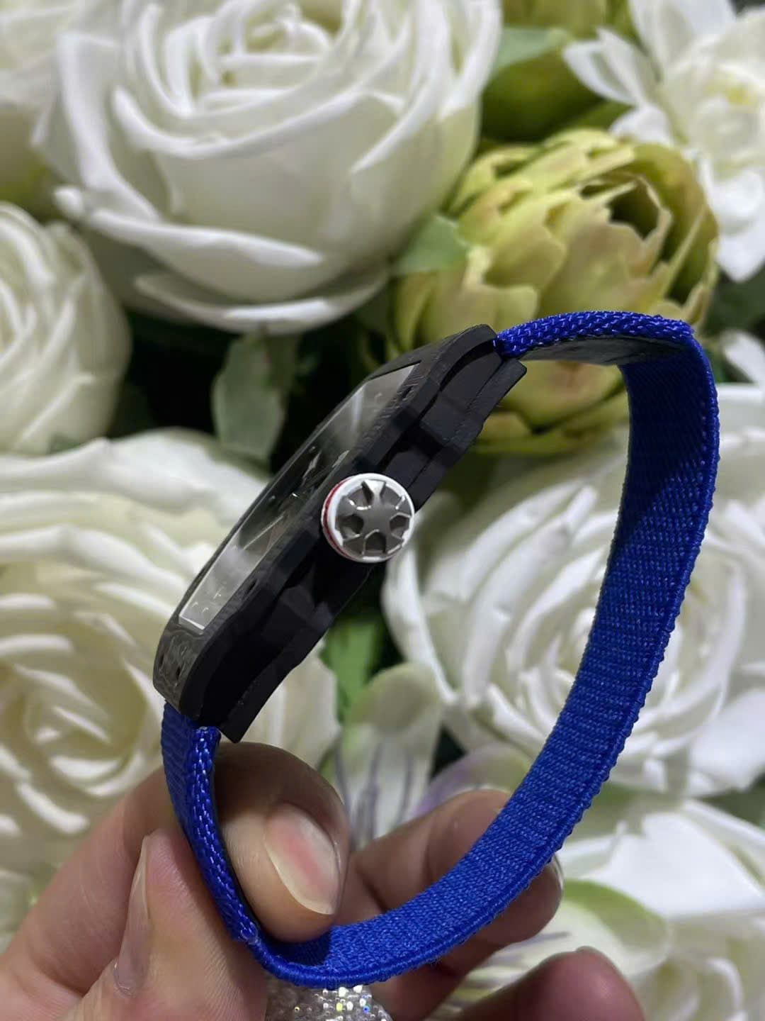 Dong-Ho-Richard-Mille-Che-Tac-RM67-02-Vo-Carbon-Sieu-Mong-Trong-Luong-37-Grams-Sieu-Nhe-38.7Γ47-8-1