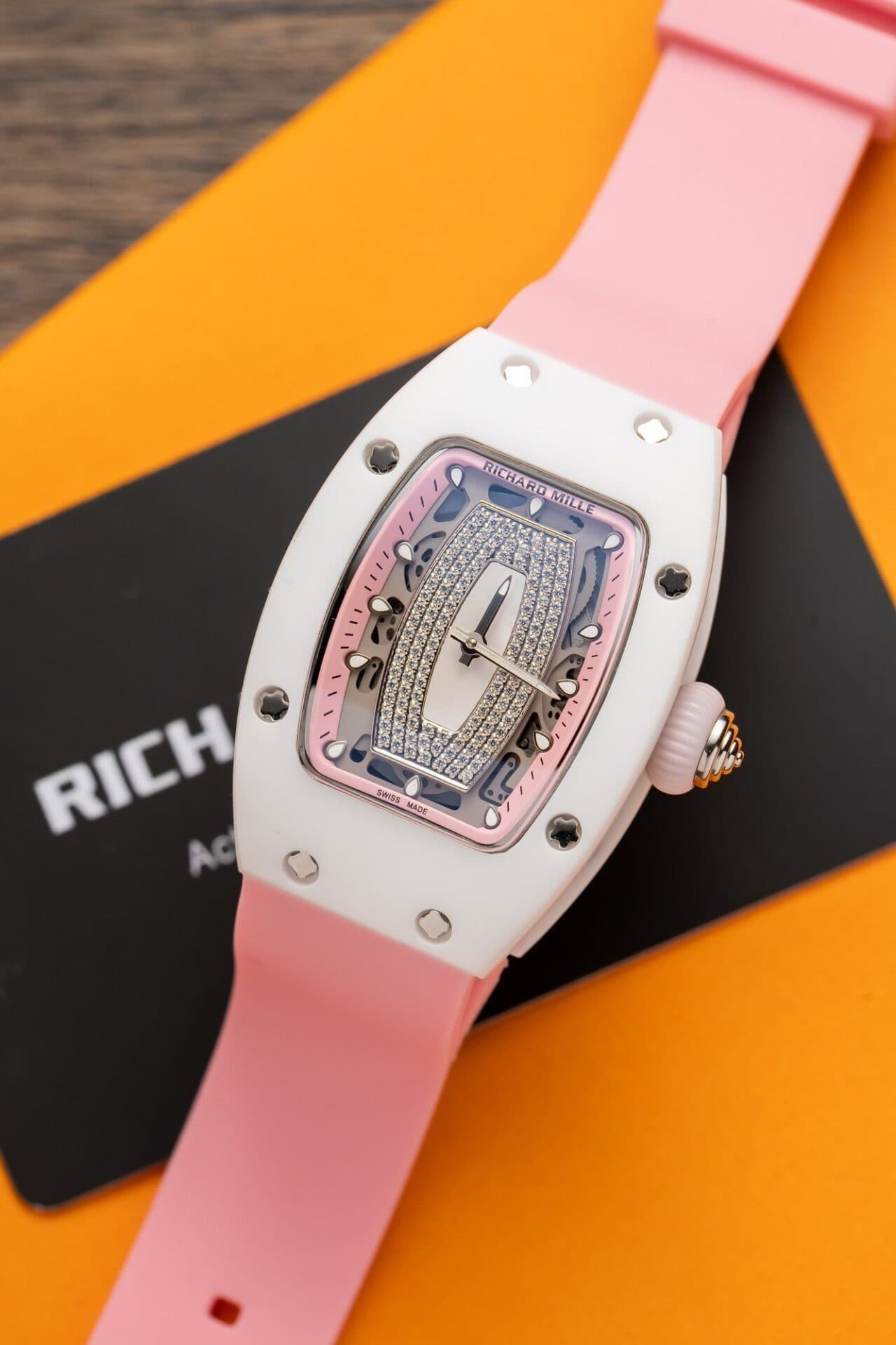 Dong-Ho-Richard-Mille-RM07-01-Ceramic-Day-Cao-Su-Mau-Hong-36mm-2-1