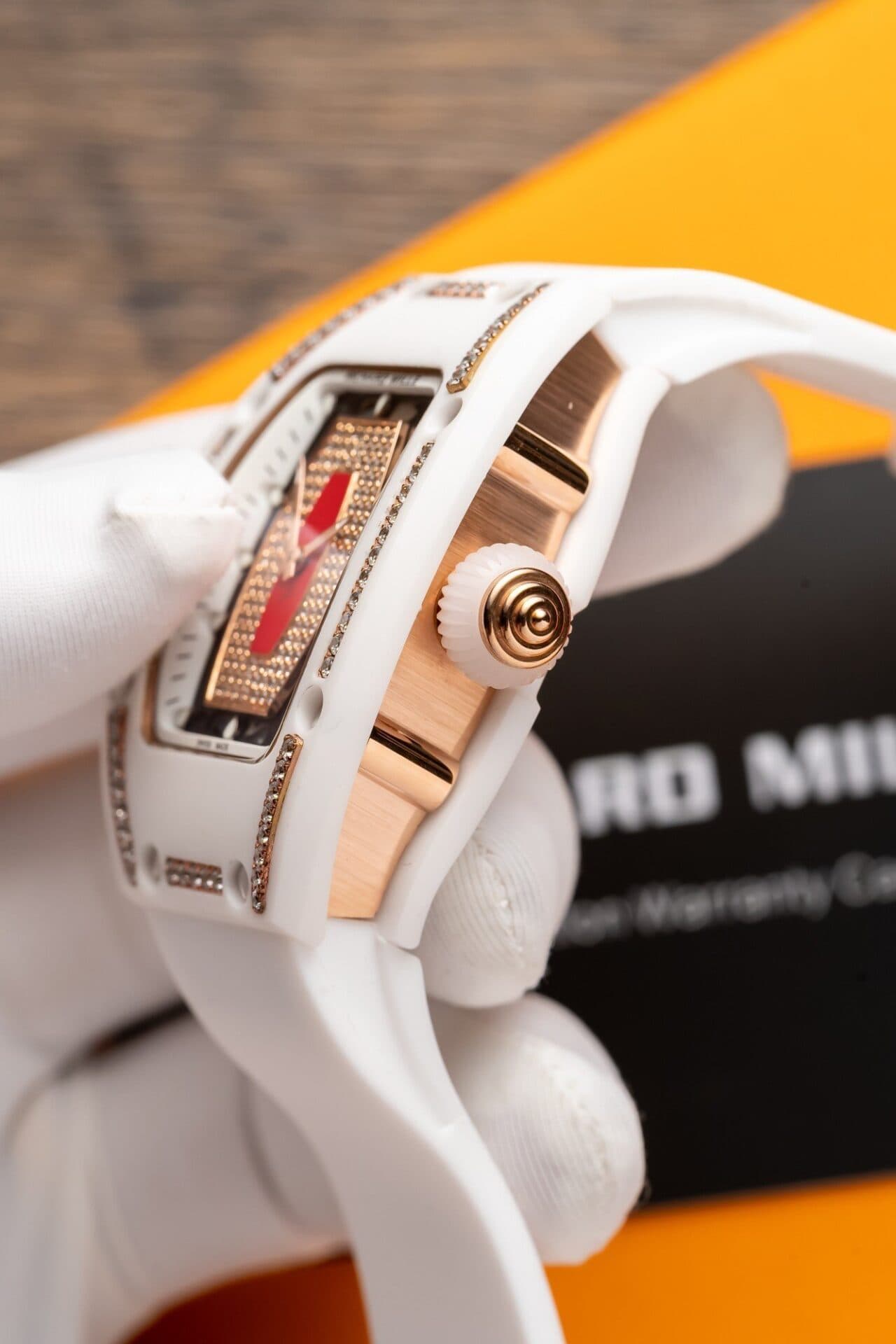 Dong-Ho-Richard-Mille-RM07-01-Nu-Dinh-Da-Vo-Ceramic-Trang-36mm-5-1