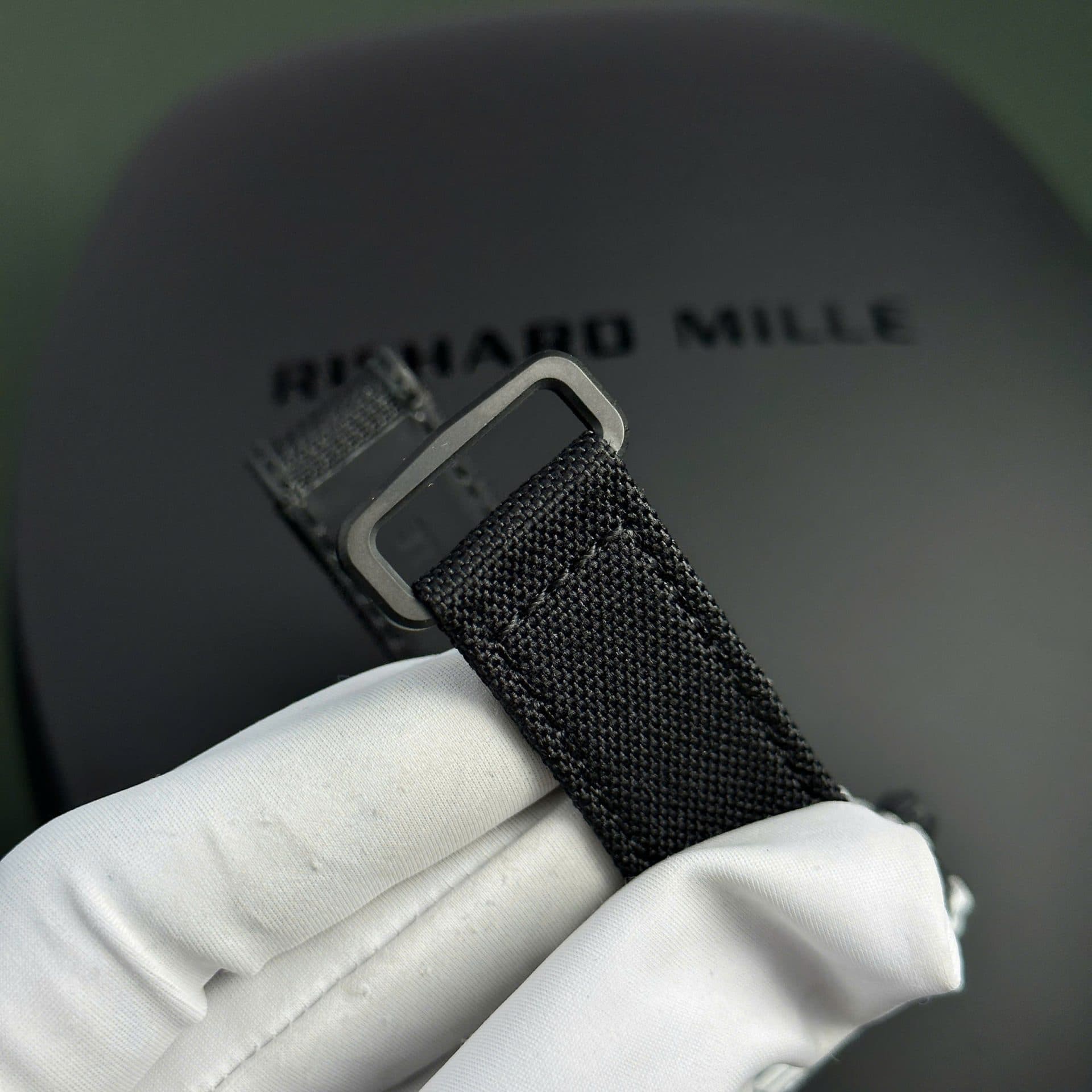 Dong-Ho-Richard-Mille-RM27-05-Rafael-Nadal-Replica-11-Vo-Carbon-Mau-Trang-37.25Γ47-1-1