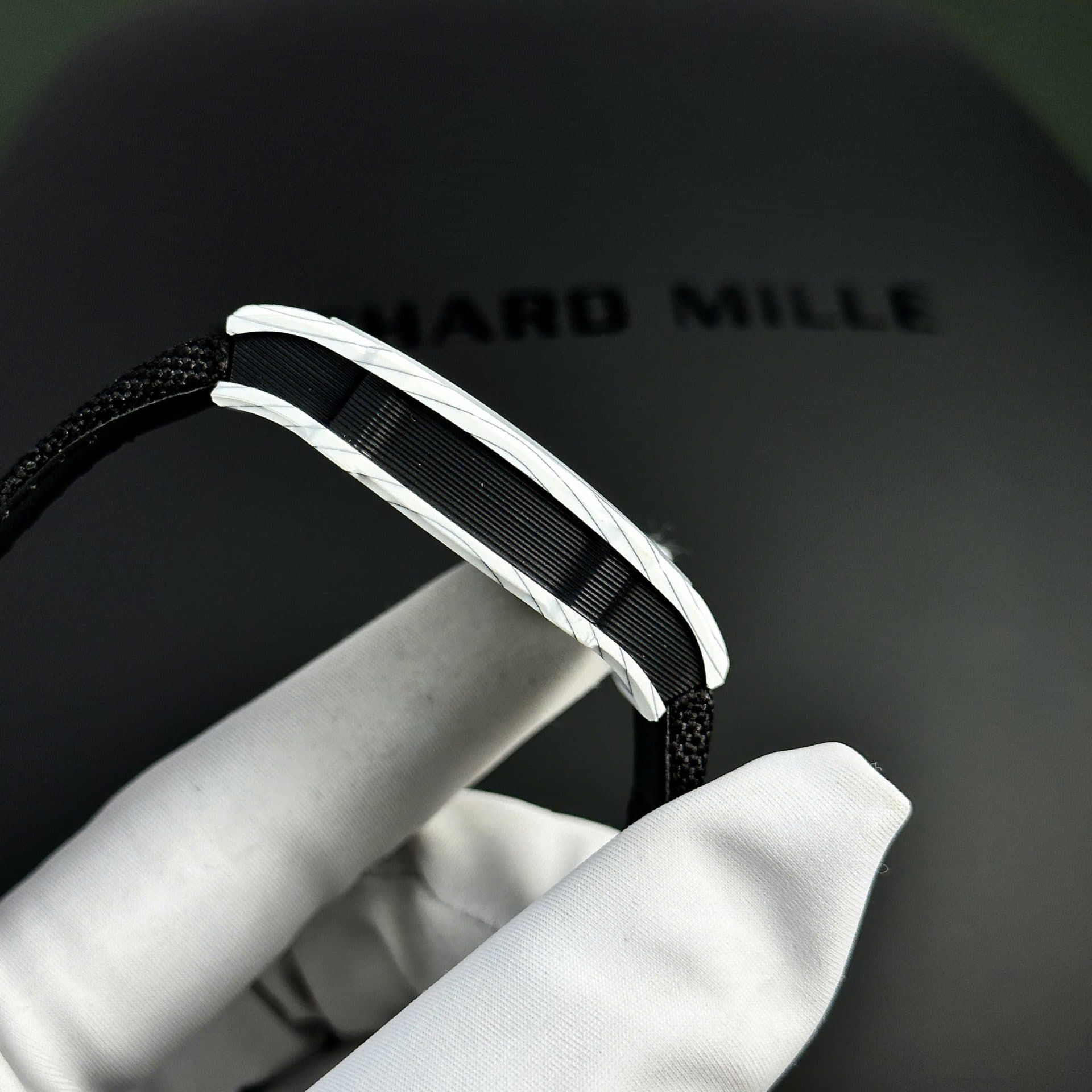 Dong-Ho-Richard-Mille-RM27-05-Rafael-Nadal-Replica-11-Vo-Carbon-Mau-Trang-37.25Γ47-3-1