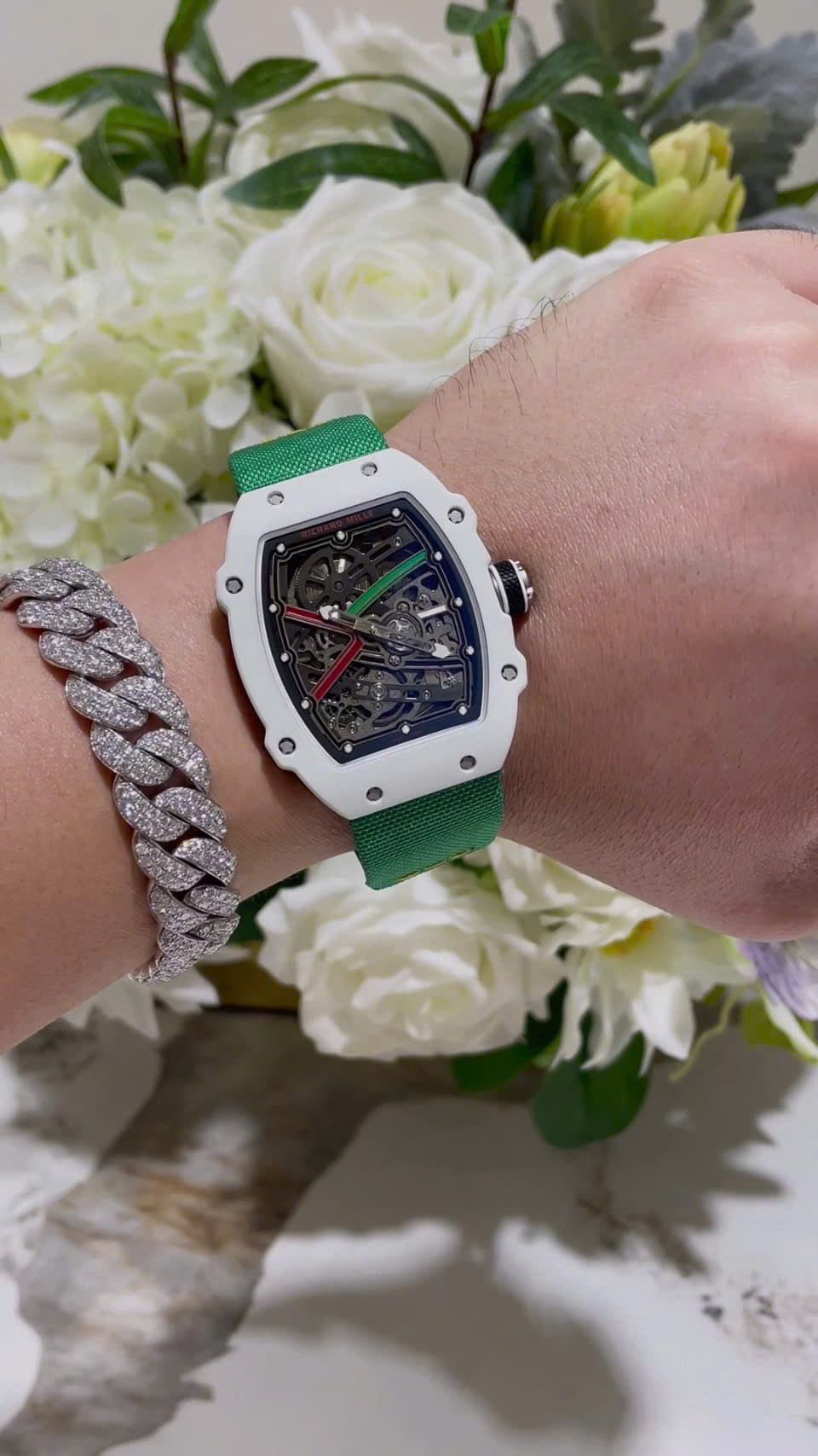 Dong-Ho-Richard-Mille-RM67-02-Vo-Carbon-Mau-Trang-Tinh-Chinh-Sieu-Nhe-Trong-Luong-37-Grams-38.7Γ47-10-1