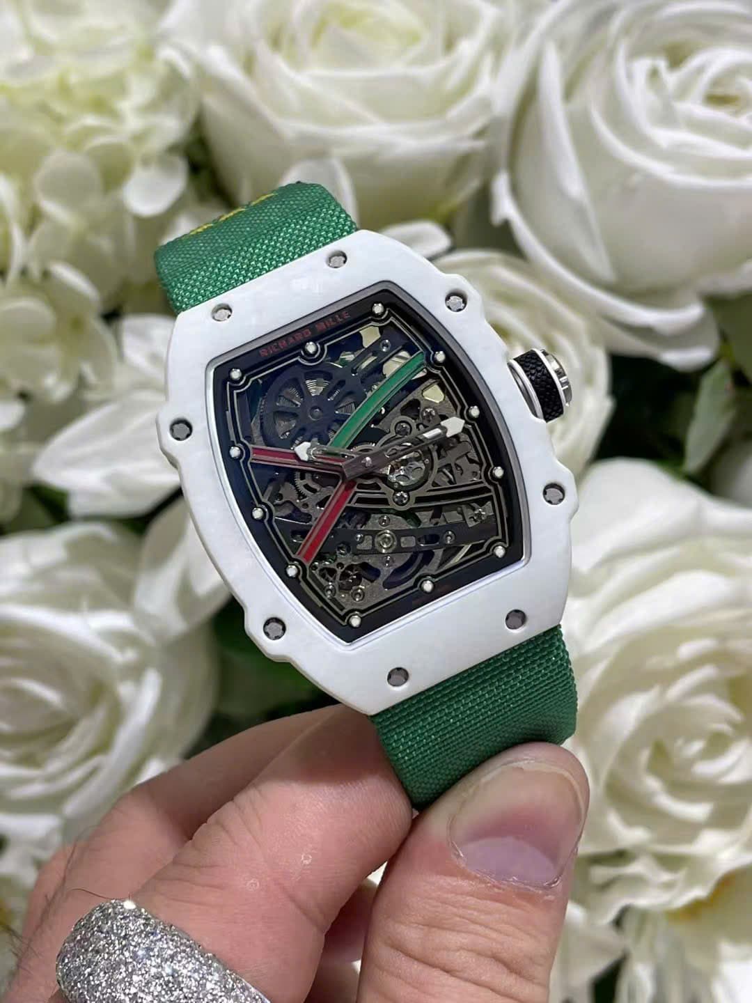 Dong-Ho-Richard-Mille-RM67-02-Vo-Carbon-Mau-Trang-Tinh-Chinh-Sieu-Nhe-Trong-Luong-37-Grams-38.7Γ47-2-1