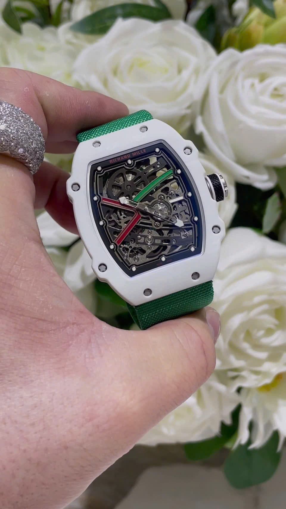Dong-Ho-Richard-Mille-RM67-02-Vo-Carbon-Mau-Trang-Tinh-Chinh-Sieu-Nhe-Trong-Luong-37-Grams-38.7Γ47-9-1