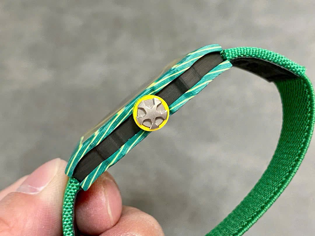 Dong-Ho-Richard-Mille-RM67-02-Vo-Carbon-Xanh-Che-Tac-Sieu-Mong-Sieu-Nhe-37-Grams-38.7Γ47-5-1