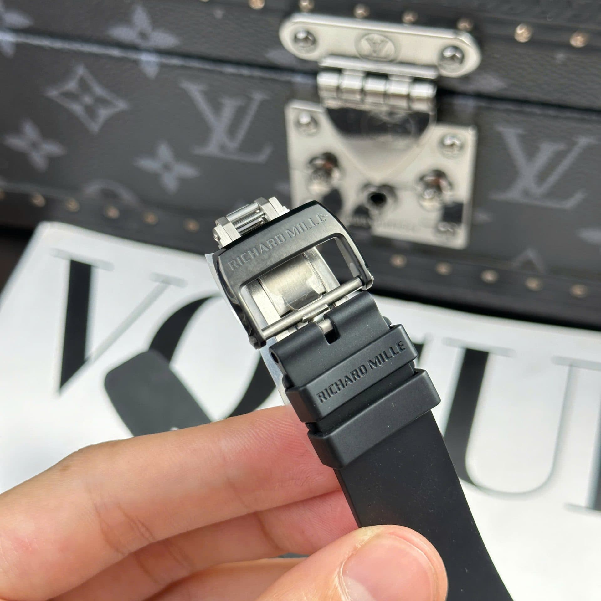 Dong-Ho-Richard-Mille-Rep-11-RM61-01-Manual-Winding-Yohan-Blake-Vo-Gom-Den-ZF-42.7Γ50-11-1