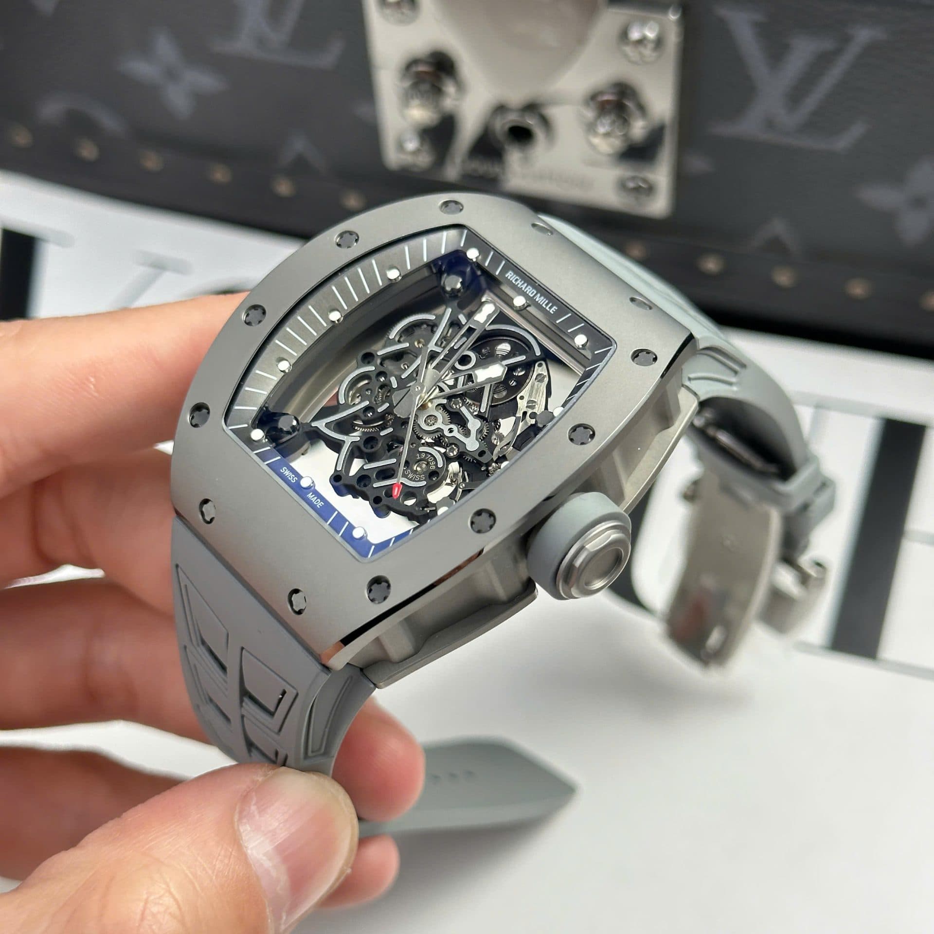Dong-Ho-Richard-Mille-Replica-11-RM055-Bubba-Watson-Grey-Ceramic-Day-Cao-Su-Nha-May-ZF-42.7×49-3-1